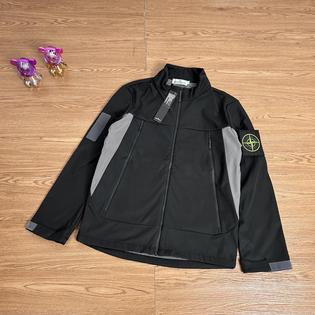 供140💰▪️另有升级版本160💰
Stone Island 石头岛战术勋章魔术贴拉链机能户外冲锋衣外套
【甄选品质 实拍可见】
面料采用高品质优质三防正品冲锋衣面料防雨防风设计 魔术贴设计 万针刺绣 多处机能拉链设计 拼接设计 整件二本针走线 机能工装日系风十足 当季必备 版型超正 拒绝臃肿 面料质感非常棒 非常显高端当季必备 上身舒服 非常亲肤 百搭好看 经典高街风格  时尚大气 多拉链设计 户外机能拉链质感十足   细节满满 实物拍摄 面料质感 一目了然 做工精湛 正品走线 刺绣袖标设计 正品吊牌水洗主标齐全 【水洗可扫码进官网鉴定】无论是大货还是细节都是精益求精  
颜色；黑色 灰色
尺码 M～XXL
尺码  衣长    袖长    胸围
M       70     64      114
L        72     65      118
Xl       74     67      122
XXL    76     68      126