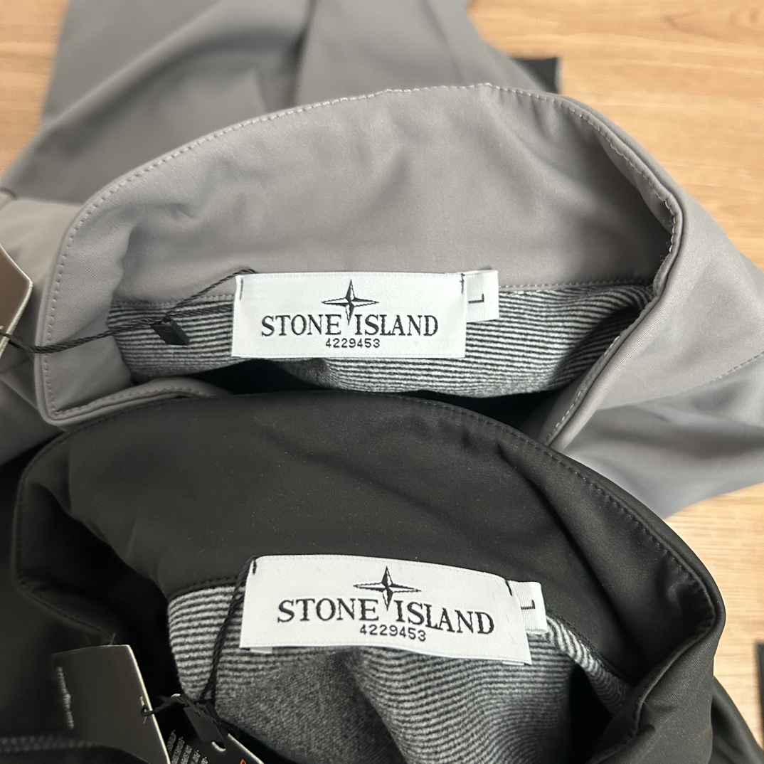 供140💰▪️另有升级版本160💰
Stone Island 石头岛战术勋章魔术贴拉链机能户外冲锋衣外套
【甄选品质 实拍可见】
面料采用高品质优质三防正品冲锋衣面料防雨防风设计 魔术贴设计 万针刺绣 多处机能拉链设计 拼接设计 整件二本针走线 机能工装日系风十足 当季必备 版型超正 拒绝臃肿 面料质感非常棒 非常显高端当季必备 上身舒服 非常亲肤 百搭好看 经典高街风格  时尚大气 多拉链设计 户外机能拉链质感十足   细节满满 实物拍摄 面料质感 一目了然 做工精湛 正品走线 刺绣袖标设计 正品吊牌水洗主标齐全 【水洗可扫码进官网鉴定】无论是大货还是细节都是精益求精  
颜色；黑色 灰色
尺码 M～XXL
尺码  衣长    袖长    胸围
M       70     64      114
L        72     65      118
Xl       74     67      122
XXL    76     68      126