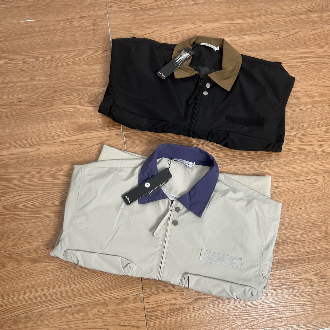 供135💰▪️另有升级版本155💰
Stone Island 石头岛大口袋撞色衣领棒球服外套
【甄选品质 实拍可见】
面料采用高品质防风防水面料  大口袋设计机能工装日系风十足 当季必备 版型超正 拒绝臃肿 面料质感非常棒 非常显高端当季必备 上身舒服 非常亲肤 百搭好看 经典高街风格  时尚大气 多拉链设计 金属拉链质感十足 定制染色螺纹 无色差 细节满满 实物拍摄 面料质感 一目了然 做工精湛 正品走线刺绣胸标设计 正品吊牌水洗主标齐全 【可扫描进官网鉴定真伪】无论是大货还是细节都是精益求精  
颜色；黑色  灰白
尺码 M～XXL
尺码  衣长   胸围    肩宽
M       68     120      57
L        70     124      58
Xl       72     128      59
XXL    74     132      60