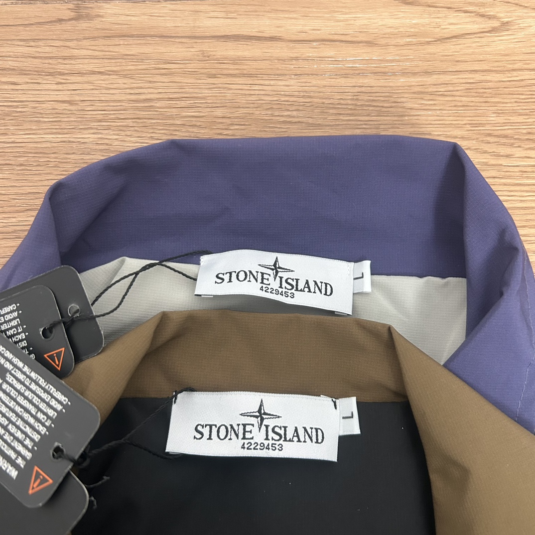 供135💰▪️另有升级版本155💰
Stone Island 石头岛大口袋撞色衣领棒球服外套
【甄选品质 实拍可见】
面料采用高品质防风防水面料  大口袋设计机能工装日系风十足 当季必备 版型超正 拒绝臃肿 面料质感非常棒 非常显高端当季必备 上身舒服 非常亲肤 百搭好看 经典高街风格  时尚大气 多拉链设计 金属拉链质感十足 定制染色螺纹 无色差 细节满满 实物拍摄 面料质感 一目了然 做工精湛 正品走线刺绣胸标设计 正品吊牌水洗主标齐全 【可扫描进官网鉴定真伪】无论是大货还是细节都是精益求精  
颜色；黑色  灰白
尺码 M～XXL
尺码  衣长   胸围    肩宽
M       68     120      57
L        70     124      58
Xl       72     128      59
XXL    74     132      60