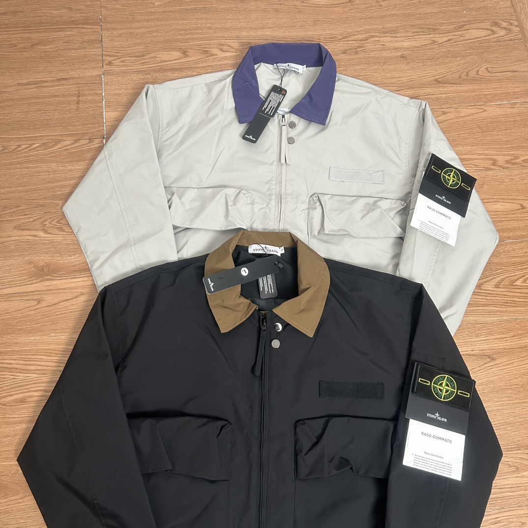 供135💰▪️另有升级版本155💰
Stone Island 石头岛大口袋撞色衣领棒球服外套
【甄选品质 实拍可见】
面料采用高品质防风防水面料  大口袋设计机能工装日系风十足 当季必备 版型超正 拒绝臃肿 面料质感非常棒 非常显高端当季必备 上身舒服 非常亲肤 百搭好看 经典高街风格  时尚大气 多拉链设计 金属拉链质感十足 定制染色螺纹 无色差 细节满满 实物拍摄 面料质感 一目了然 做工精湛 正品走线刺绣胸标设计 正品吊牌水洗主标齐全 【可扫描进官网鉴定真伪】无论是大货还是细节都是精益求精  
颜色；黑色  灰白
尺码 M～XXL
尺码  衣长   胸围    肩宽
M       68     120      57
L        70     124      58
Xl       72     128      59
XXL    74     132      60