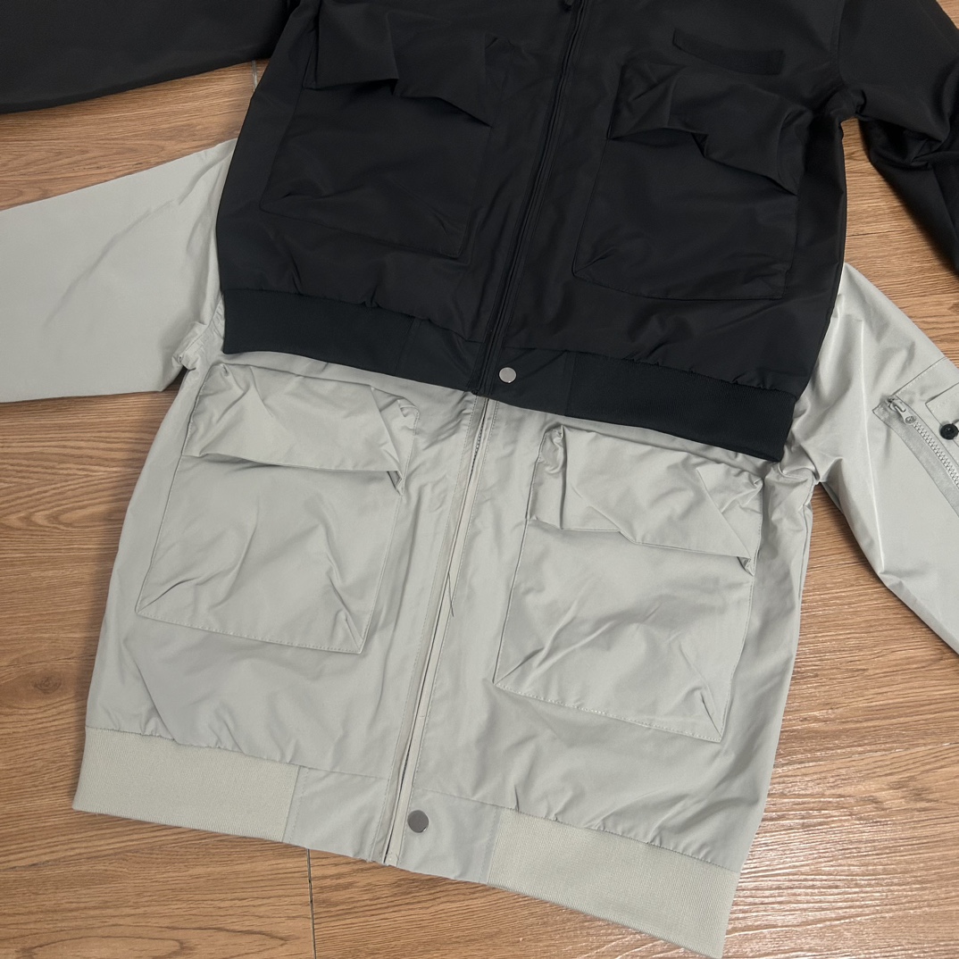 供135💰▪️另有升级版本155💰
Stone Island 石头岛大口袋撞色衣领棒球服外套
【甄选品质 实拍可见】
面料采用高品质防风防水面料  大口袋设计机能工装日系风十足 当季必备 版型超正 拒绝臃肿 面料质感非常棒 非常显高端当季必备 上身舒服 非常亲肤 百搭好看 经典高街风格  时尚大气 多拉链设计 金属拉链质感十足 定制染色螺纹 无色差 细节满满 实物拍摄 面料质感 一目了然 做工精湛 正品走线刺绣胸标设计 正品吊牌水洗主标齐全 【可扫描进官网鉴定真伪】无论是大货还是细节都是精益求精  
颜色；黑色  灰白
尺码 M～XXL
尺码  衣长   胸围    肩宽
M       68     120      57
L        70     124      58
Xl       72     128      59
XXL    74     132      60