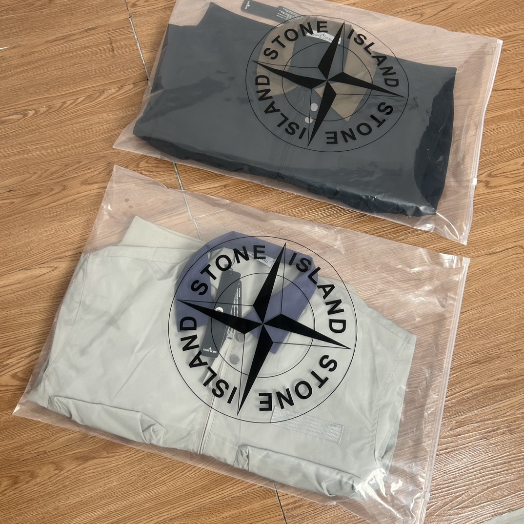 供135💰▪️另有升级版本155💰
Stone Island 石头岛大口袋撞色衣领棒球服外套
【甄选品质 实拍可见】
面料采用高品质防风防水面料  大口袋设计机能工装日系风十足 当季必备 版型超正 拒绝臃肿 面料质感非常棒 非常显高端当季必备 上身舒服 非常亲肤 百搭好看 经典高街风格  时尚大气 多拉链设计 金属拉链质感十足 定制染色螺纹 无色差 细节满满 实物拍摄 面料质感 一目了然 做工精湛 正品走线刺绣胸标设计 正品吊牌水洗主标齐全 【可扫描进官网鉴定真伪】无论是大货还是细节都是精益求精  
颜色；黑色  灰白
尺码 M～XXL
尺码  衣长   胸围    肩宽
M       68     120      57
L        70     124      58
Xl       72     128      59
XXL    74     132      60