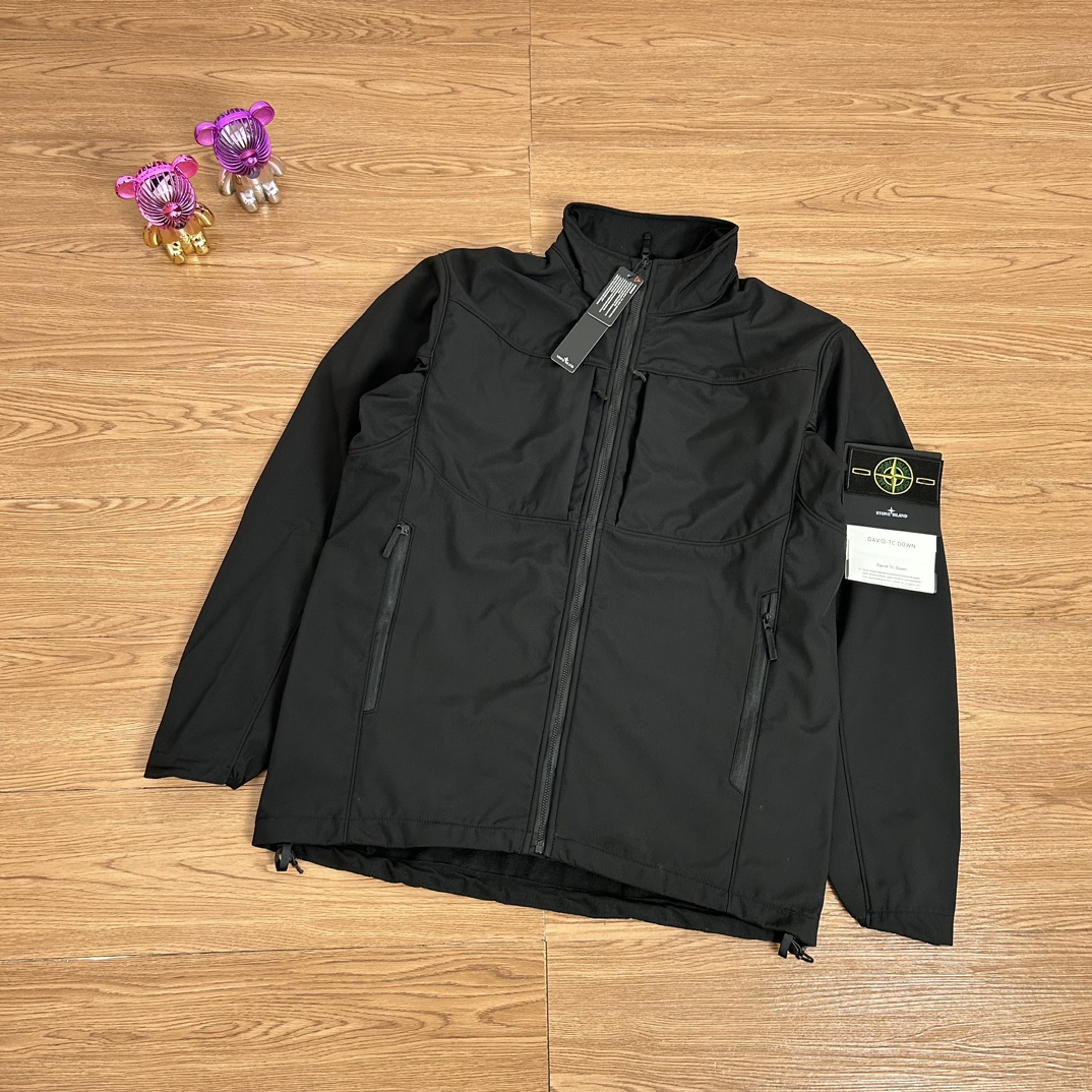 💰140
Stone Island 石头岛立领拉链软壳冲锋衣外套
【甄选品质 实拍可见】
面料采用高品质优质三防正品软壳冲锋衣面料  多处机能拉链设计 整件二本针走线 机能工装日系风十足 当季必备 版型超正 拒绝臃肿 面料质感非常棒 非常显高端当季必备 上身舒服 非常亲肤 百搭好看 经典高街风格  时尚大气 多拉链设计 户外机能拉链质感十足   细节满满 实物拍摄 面料质感 一目了然 做工精湛 正品走线 刺绣袖标设计 正品吊牌水洗主标齐全 【水洗可扫码进官网鉴定】无论是大货还是细节都是精益求精  
颜色；黑色 灰白色
尺码 M～XXL
尺码  衣长    袖长    胸围
M       72     63      120
L        74     65      124
Xl       76     67      128
XXL    78     69      132