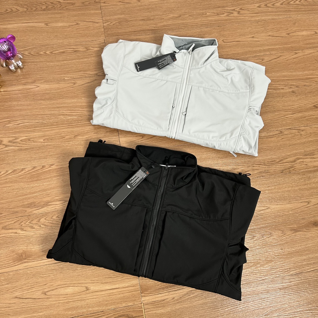 💰140
Stone Island 石头岛立领拉链软壳冲锋衣外套
【甄选品质 实拍可见】
面料采用高品质优质三防正品软壳冲锋衣面料  多处机能拉链设计 整件二本针走线 机能工装日系风十足 当季必备 版型超正 拒绝臃肿 面料质感非常棒 非常显高端当季必备 上身舒服 非常亲肤 百搭好看 经典高街风格  时尚大气 多拉链设计 户外机能拉链质感十足   细节满满 实物拍摄 面料质感 一目了然 做工精湛 正品走线 刺绣袖标设计 正品吊牌水洗主标齐全 【水洗可扫码进官网鉴定】无论是大货还是细节都是精益求精  
颜色；黑色 灰白色
尺码 M～XXL
尺码  衣长    袖长    胸围
M       72     63      120
L        74     65      124
Xl       76     67      128
XXL    78     69      132