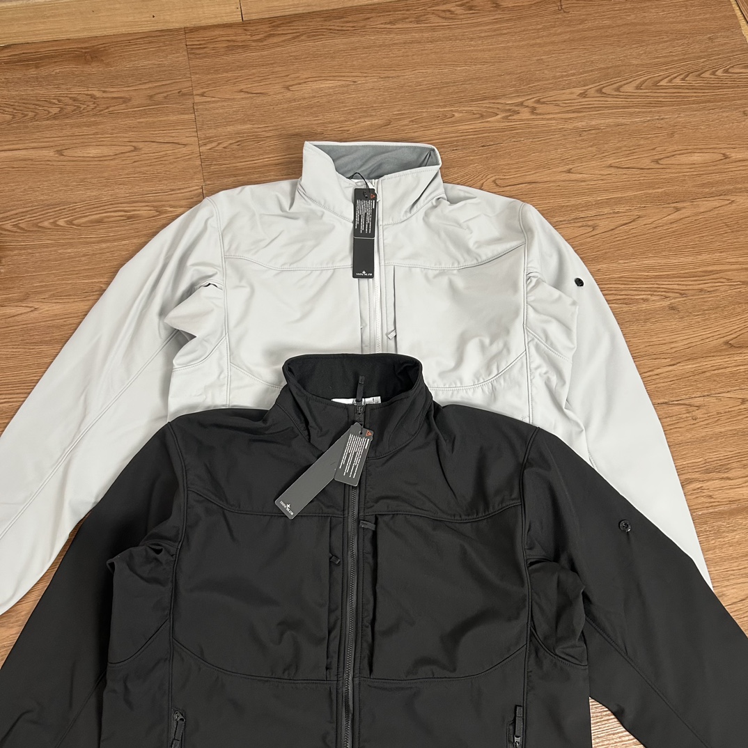 💰140
Stone Island 石头岛立领拉链软壳冲锋衣外套
【甄选品质 实拍可见】
面料采用高品质优质三防正品软壳冲锋衣面料  多处机能拉链设计 整件二本针走线 机能工装日系风十足 当季必备 版型超正 拒绝臃肿 面料质感非常棒 非常显高端当季必备 上身舒服 非常亲肤 百搭好看 经典高街风格  时尚大气 多拉链设计 户外机能拉链质感十足   细节满满 实物拍摄 面料质感 一目了然 做工精湛 正品走线 刺绣袖标设计 正品吊牌水洗主标齐全 【水洗可扫码进官网鉴定】无论是大货还是细节都是精益求精  
颜色；黑色 灰白色
尺码 M～XXL
尺码  衣长    袖长    胸围
M       72     63      120
L        74     65      124
Xl       76     67      128
XXL    78     69      132