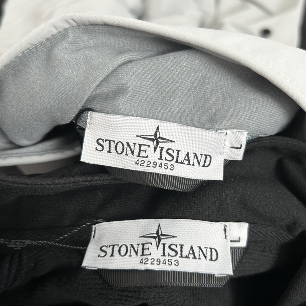 💰140
Stone Island 石头岛立领拉链软壳冲锋衣外套
【甄选品质 实拍可见】
面料采用高品质优质三防正品软壳冲锋衣面料  多处机能拉链设计 整件二本针走线 机能工装日系风十足 当季必备 版型超正 拒绝臃肿 面料质感非常棒 非常显高端当季必备 上身舒服 非常亲肤 百搭好看 经典高街风格  时尚大气 多拉链设计 户外机能拉链质感十足   细节满满 实物拍摄 面料质感 一目了然 做工精湛 正品走线 刺绣袖标设计 正品吊牌水洗主标齐全 【水洗可扫码进官网鉴定】无论是大货还是细节都是精益求精  
颜色；黑色 灰白色
尺码 M～XXL
尺码  衣长    袖长    胸围
M       72     63      120
L        74     65      124
Xl       76     67      128
XXL    78     69      132