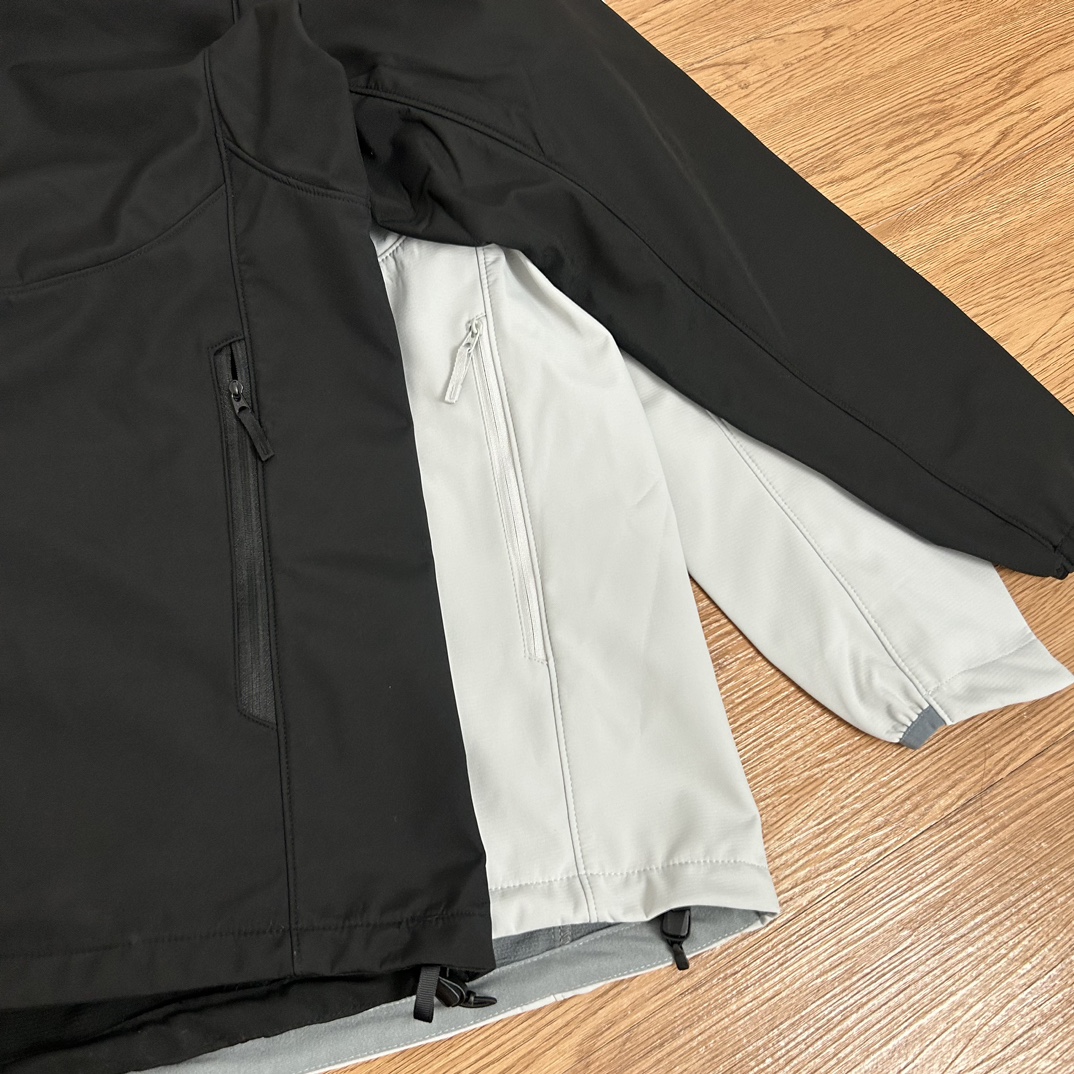 💰140
Stone Island 石头岛立领拉链软壳冲锋衣外套
【甄选品质 实拍可见】
面料采用高品质优质三防正品软壳冲锋衣面料  多处机能拉链设计 整件二本针走线 机能工装日系风十足 当季必备 版型超正 拒绝臃肿 面料质感非常棒 非常显高端当季必备 上身舒服 非常亲肤 百搭好看 经典高街风格  时尚大气 多拉链设计 户外机能拉链质感十足   细节满满 实物拍摄 面料质感 一目了然 做工精湛 正品走线 刺绣袖标设计 正品吊牌水洗主标齐全 【水洗可扫码进官网鉴定】无论是大货还是细节都是精益求精  
颜色；黑色 灰白色
尺码 M～XXL
尺码  衣长    袖长    胸围
M       72     63      120
L        74     65      124
Xl       76     67      128
XXL    78     69      132