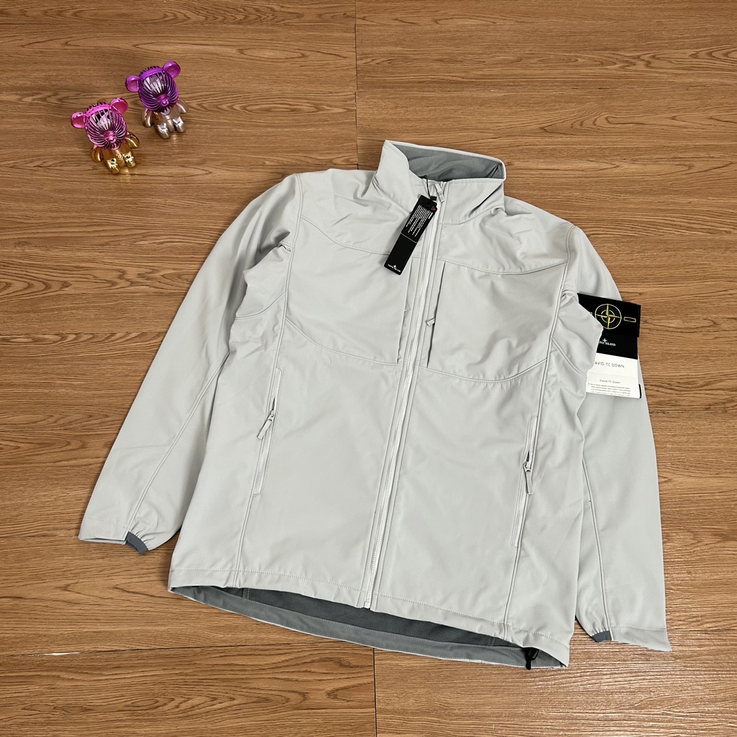 💰140
Stone Island 石头岛立领拉链软壳冲锋衣外套
【甄选品质 实拍可见】
面料采用高品质优质三防正品软壳冲锋衣面料  多处机能拉链设计 整件二本针走线 机能工装日系风十足 当季必备 版型超正 拒绝臃肿 面料质感非常棒 非常显高端当季必备 上身舒服 非常亲肤 百搭好看 经典高街风格  时尚大气 多拉链设计 户外机能拉链质感十足   细节满满 实物拍摄 面料质感 一目了然 做工精湛 正品走线 刺绣袖标设计 正品吊牌水洗主标齐全 【水洗可扫码进官网鉴定】无论是大货还是细节都是精益求精  
颜色；黑色 灰白色
尺码 M～XXL
尺码  衣长    袖长    胸围
M       72     63      120
L        74     65      124
Xl       76     67      128
XXL    78     69      132