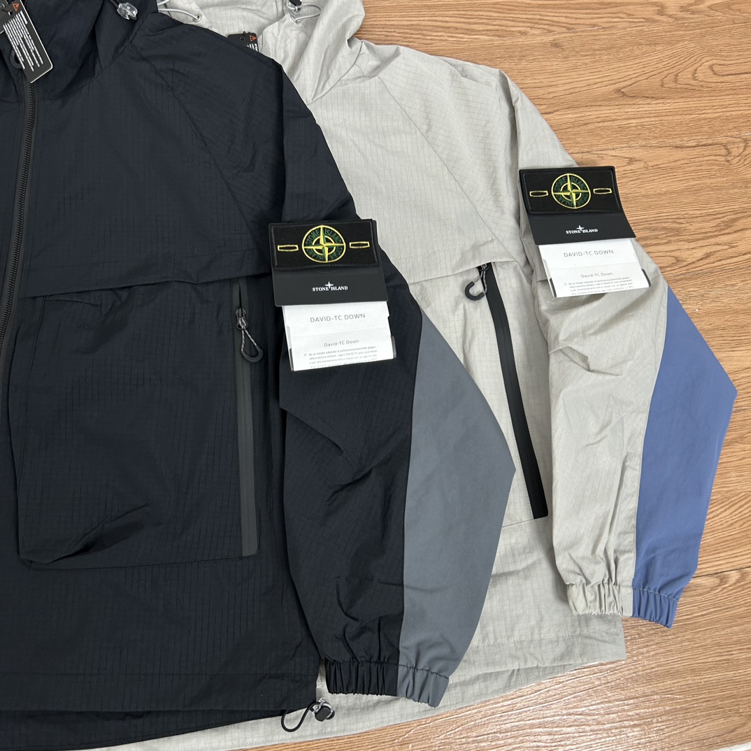💰150
Stone Island 石头岛拼色机能拉链冲锋衣外套
【甄选品质 实拍可见】
面料采用高品质优质三防尼龙冲锋衣面料防雨防风设计 多处机能拉链设计 整件二本针走线 机能工装日系风十足 当季必备 版型超正 拒绝臃肿 面料质感非常棒 非常显高端当季必备 上身舒服 非常亲肤 百搭好看 经典高街风格  时尚大气 多拉链设计 户外机能拉链质感十足   细节满满 实物拍摄 面料质感 一目了然 做工精湛 正品走线 刺绣袖标设计 正品吊牌水洗主标齐全 【水洗可扫码进官网鉴定】无论是大货还是细节都是精益求精  
颜色；黑色 灰色
尺码 M～XXL
尺码  衣长    肩宽   胸围
M       70     57     126
L        72     58     130
Xl       74     59     134
XXL    76     60     138