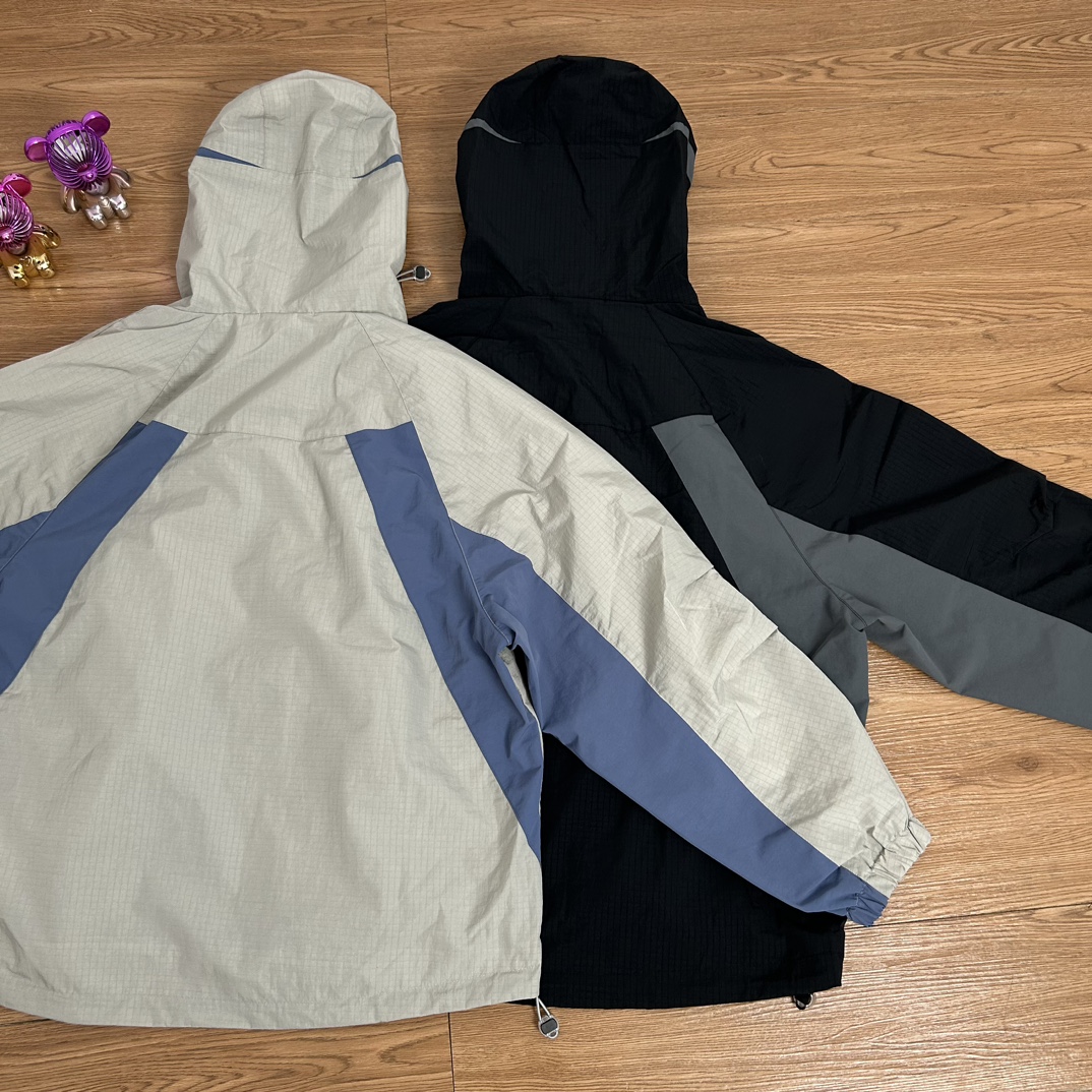 💰150
Stone Island 石头岛拼色机能拉链冲锋衣外套
【甄选品质 实拍可见】
面料采用高品质优质三防尼龙冲锋衣面料防雨防风设计 多处机能拉链设计 整件二本针走线 机能工装日系风十足 当季必备 版型超正 拒绝臃肿 面料质感非常棒 非常显高端当季必备 上身舒服 非常亲肤 百搭好看 经典高街风格  时尚大气 多拉链设计 户外机能拉链质感十足   细节满满 实物拍摄 面料质感 一目了然 做工精湛 正品走线 刺绣袖标设计 正品吊牌水洗主标齐全 【水洗可扫码进官网鉴定】无论是大货还是细节都是精益求精  
颜色；黑色 灰色
尺码 M～XXL
尺码  衣长    肩宽   胸围
M       70     57     126
L        72     58     130
Xl       74     59     134
XXL    76     60     138