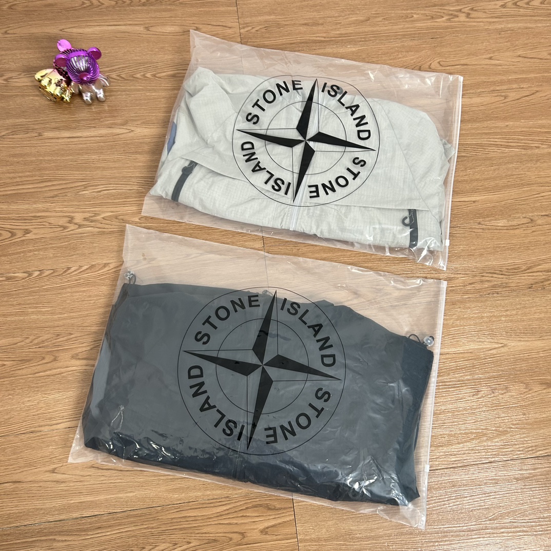 💰150
Stone Island 石头岛拼色机能拉链冲锋衣外套
【甄选品质 实拍可见】
面料采用高品质优质三防尼龙冲锋衣面料防雨防风设计 多处机能拉链设计 整件二本针走线 机能工装日系风十足 当季必备 版型超正 拒绝臃肿 面料质感非常棒 非常显高端当季必备 上身舒服 非常亲肤 百搭好看 经典高街风格  时尚大气 多拉链设计 户外机能拉链质感十足   细节满满 实物拍摄 面料质感 一目了然 做工精湛 正品走线 刺绣袖标设计 正品吊牌水洗主标齐全 【水洗可扫码进官网鉴定】无论是大货还是细节都是精益求精  
颜色；黑色 灰色
尺码 M～XXL
尺码  衣长    肩宽   胸围
M       70     57     126
L        72     58     130
Xl       74     59     134
XXL    76     60     138