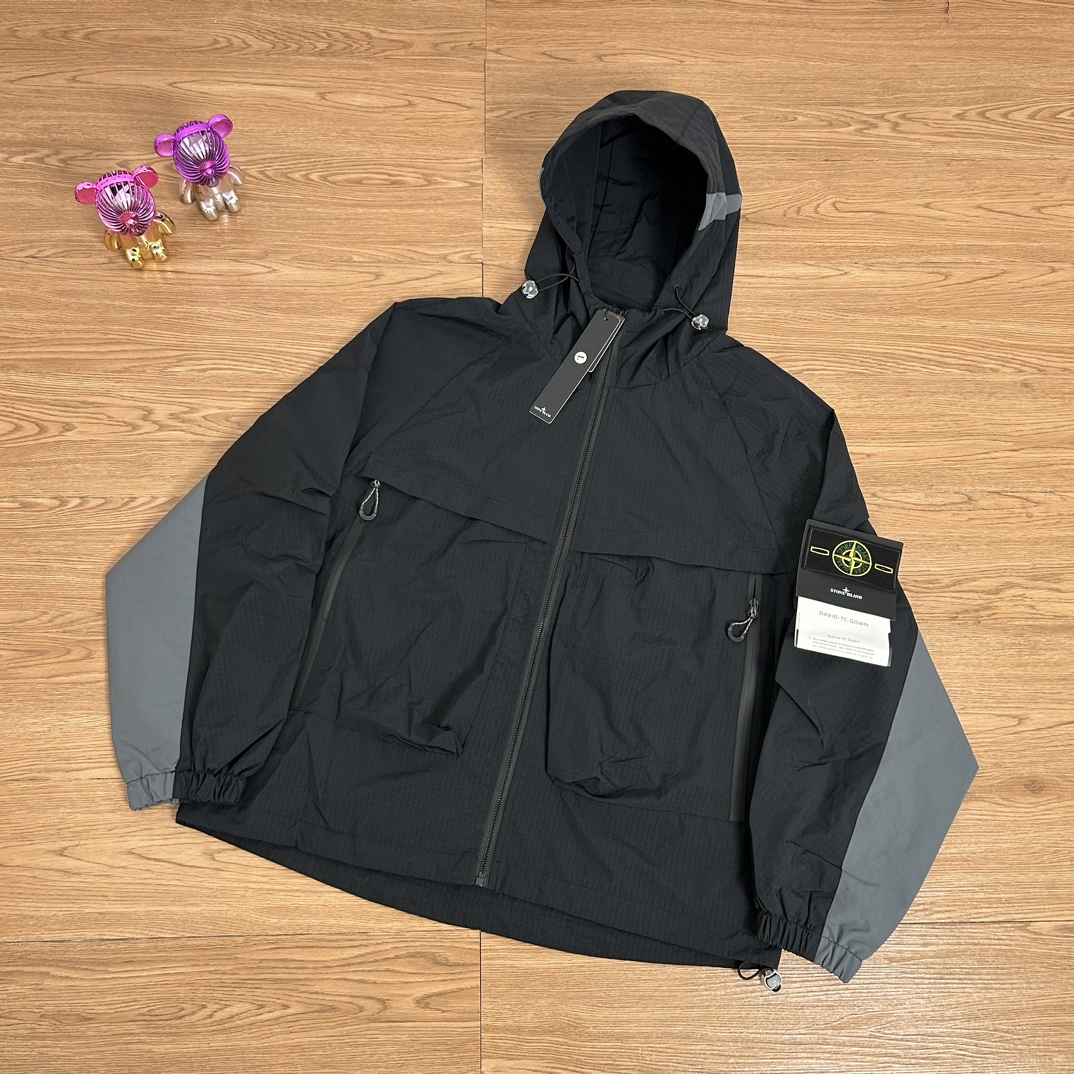 💰150
Stone Island 石头岛拼色机能拉链冲锋衣外套
【甄选品质 实拍可见】
面料采用高品质优质三防尼龙冲锋衣面料防雨防风设计 多处机能拉链设计 整件二本针走线 机能工装日系风十足 当季必备 版型超正 拒绝臃肿 面料质感非常棒 非常显高端当季必备 上身舒服 非常亲肤 百搭好看 经典高街风格  时尚大气 多拉链设计 户外机能拉链质感十足   细节满满 实物拍摄 面料质感 一目了然 做工精湛 正品走线 刺绣袖标设计 正品吊牌水洗主标齐全 【水洗可扫码进官网鉴定】无论是大货还是细节都是精益求精  
颜色；黑色 灰色
尺码 M～XXL
尺码  衣长    肩宽   胸围
M       70     57     126
L        72     58     130
Xl       74     59     134
XXL    76     60     138