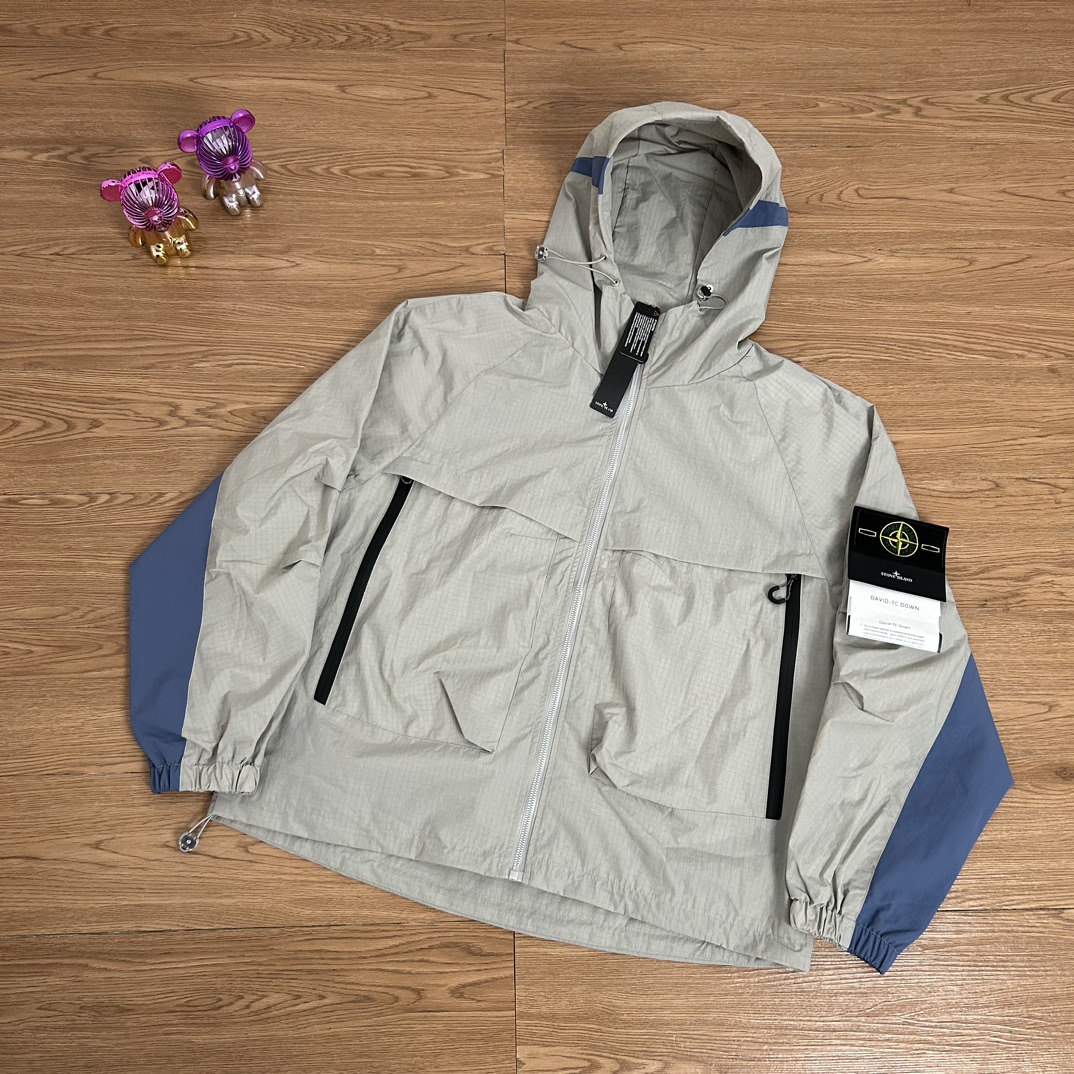 💰150
Stone Island 石头岛拼色机能拉链冲锋衣外套
【甄选品质 实拍可见】
面料采用高品质优质三防尼龙冲锋衣面料防雨防风设计 多处机能拉链设计 整件二本针走线 机能工装日系风十足 当季必备 版型超正 拒绝臃肿 面料质感非常棒 非常显高端当季必备 上身舒服 非常亲肤 百搭好看 经典高街风格  时尚大气 多拉链设计 户外机能拉链质感十足   细节满满 实物拍摄 面料质感 一目了然 做工精湛 正品走线 刺绣袖标设计 正品吊牌水洗主标齐全 【水洗可扫码进官网鉴定】无论是大货还是细节都是精益求精  
颜色；黑色 灰色
尺码 M～XXL
尺码  衣长    肩宽   胸围
M       70     57     126
L        72     58     130
Xl       74     59     134
XXL    76     60     138