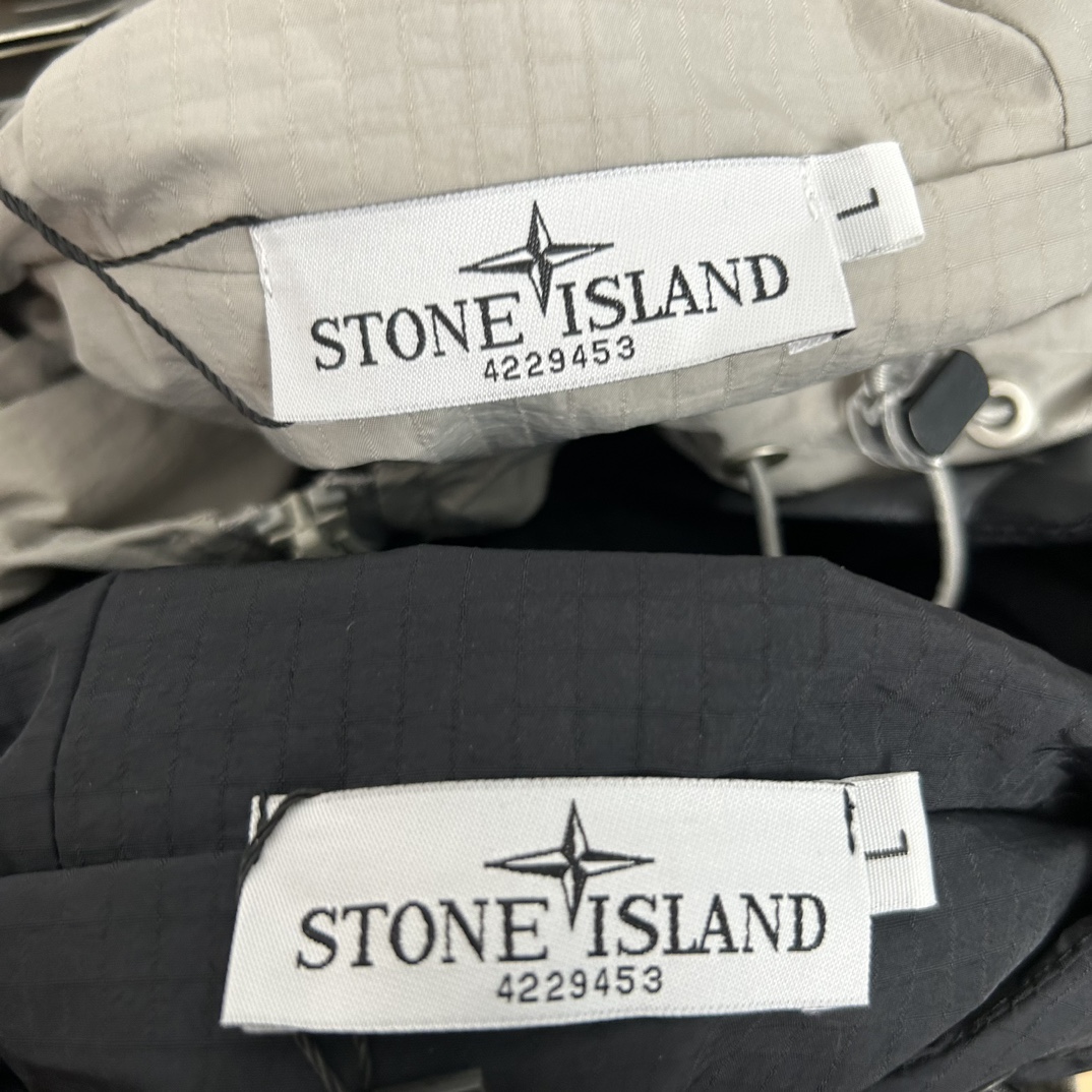💰150
Stone Island 石头岛拼色机能拉链冲锋衣外套
【甄选品质 实拍可见】
面料采用高品质优质三防尼龙冲锋衣面料防雨防风设计 多处机能拉链设计 整件二本针走线 机能工装日系风十足 当季必备 版型超正 拒绝臃肿 面料质感非常棒 非常显高端当季必备 上身舒服 非常亲肤 百搭好看 经典高街风格  时尚大气 多拉链设计 户外机能拉链质感十足   细节满满 实物拍摄 面料质感 一目了然 做工精湛 正品走线 刺绣袖标设计 正品吊牌水洗主标齐全 【水洗可扫码进官网鉴定】无论是大货还是细节都是精益求精  
颜色；黑色 灰色
尺码 M～XXL
尺码  衣长    肩宽   胸围
M       70     57     126
L        72     58     130
Xl       74     59     134
XXL    76     60     138