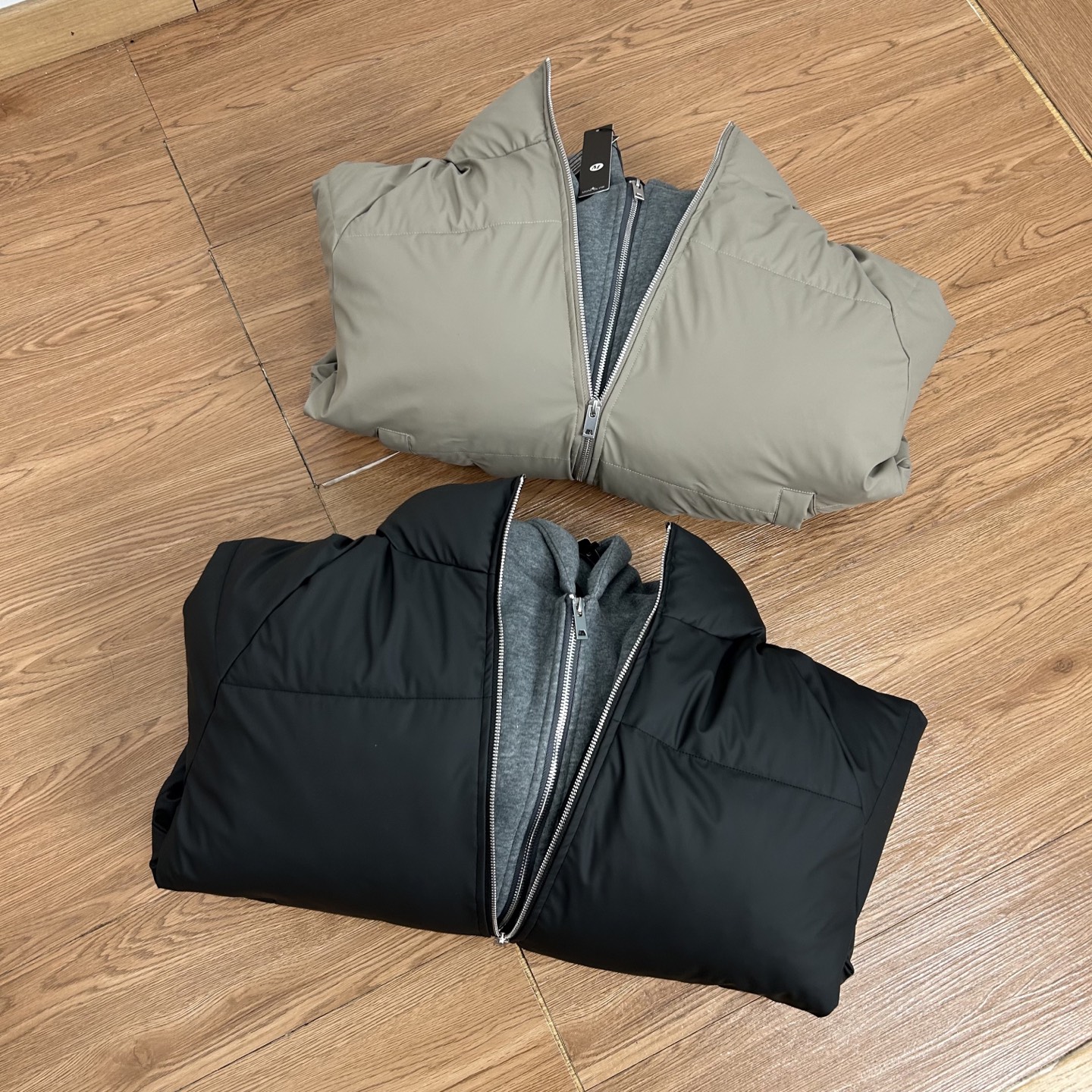 供190💰▪️另有升级版本220💰
Stone Island 石头岛pu假两件双色高街羽绒棉服
【实拍品质 放心入手】
面料采用高品pu皮面料设计 假两件设计 防寒升级 高密度面料 加棉加厚  更加保暖 为你防寒保暖 保驾护航 400克行棉设计 保暖性不失普通羽绒服 性价比非常高 非常好养护 版型宽松立体感十足 上身舒服 非常亲肤 还原正品 版型更正 高品质 放心穿 没有臃肿 经典高街风格 百搭好看 任何身材 轻松驾驭 细节满满 整个做工非常公整  2本针走线 整件多处双线重工缝纫工艺，正品羊毛刺绣标志 户外拉链设计 定制专属纽扣  精益求精 完美细节全套正品吊牌包装齐全 【水洗二维码 可进官网鉴定真伪 】还原正品辅料 正品包装  正品走线 做工精湛  无论从细节还是大货都是正品1：1做工 顶级🔝复刻版本 放心入手 闭眼买 喜欢就入 
【正品logo标志 清洗时建议拆卸 保证原版质感跟损害】【认准大罗盘logo外装袋 】
颜色：黑色  卡其
尺码 M &mdash;XXL
     衣长    袖长     胸围
M   66      54        130
L    68      56        134
XL  70      57        138
XXL72      58        142
【手工测量2cm】