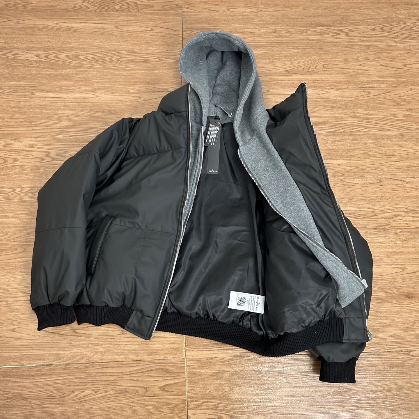 供190💰▪️另有升级版本220💰
Stone Island 石头岛pu假两件双色高街羽绒棉服
【实拍品质 放心入手】
面料采用高品pu皮面料设计 假两件设计 防寒升级 高密度面料 加棉加厚  更加保暖 为你防寒保暖 保驾护航 400克行棉设计 保暖性不失普通羽绒服 性价比非常高 非常好养护 版型宽松立体感十足 上身舒服 非常亲肤 还原正品 版型更正 高品质 放心穿 没有臃肿 经典高街风格 百搭好看 任何身材 轻松驾驭 细节满满 整个做工非常公整  2本针走线 整件多处双线重工缝纫工艺，正品羊毛刺绣标志 户外拉链设计 定制专属纽扣  精益求精 完美细节全套正品吊牌包装齐全 【水洗二维码 可进官网鉴定真伪 】还原正品辅料 正品包装  正品走线 做工精湛  无论从细节还是大货都是正品1：1做工 顶级🔝复刻版本 放心入手 闭眼买 喜欢就入 
【正品logo标志 清洗时建议拆卸 保证原版质感跟损害】【认准大罗盘logo外装袋 】
颜色：黑色  卡其
尺码 M &mdash;XXL
     衣长    袖长     胸围
M   66      54        130
L    68      56        134
XL  70      57        138
XXL72      58        142
【手工测量2cm】