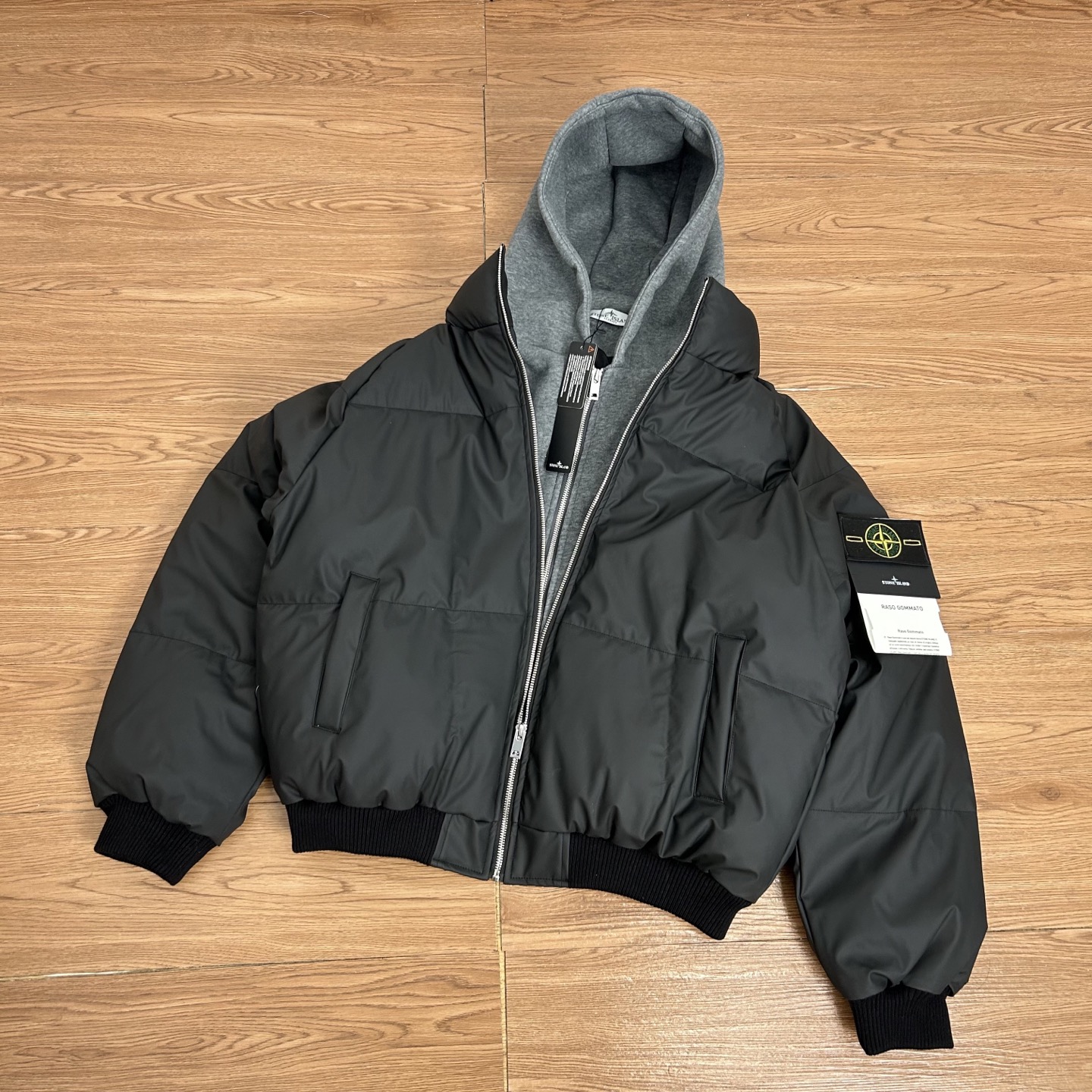 供190💰▪️另有升级版本220💰
Stone Island 石头岛pu假两件双色高街羽绒棉服
【实拍品质 放心入手】
面料采用高品pu皮面料设计 假两件设计 防寒升级 高密度面料 加棉加厚  更加保暖 为你防寒保暖 保驾护航 400克行棉设计 保暖性不失普通羽绒服 性价比非常高 非常好养护 版型宽松立体感十足 上身舒服 非常亲肤 还原正品 版型更正 高品质 放心穿 没有臃肿 经典高街风格 百搭好看 任何身材 轻松驾驭 细节满满 整个做工非常公整  2本针走线 整件多处双线重工缝纫工艺，正品羊毛刺绣标志 户外拉链设计 定制专属纽扣  精益求精 完美细节全套正品吊牌包装齐全 【水洗二维码 可进官网鉴定真伪 】还原正品辅料 正品包装  正品走线 做工精湛  无论从细节还是大货都是正品1：1做工 顶级🔝复刻版本 放心入手 闭眼买 喜欢就入 
【正品logo标志 清洗时建议拆卸 保证原版质感跟损害】【认准大罗盘logo外装袋 】
颜色：黑色  卡其
尺码 M &mdash;XXL
     衣长    袖长     胸围
M   66      54        130
L    68      56        134
XL  70      57        138
XXL72      58        142
【手工测量2cm】