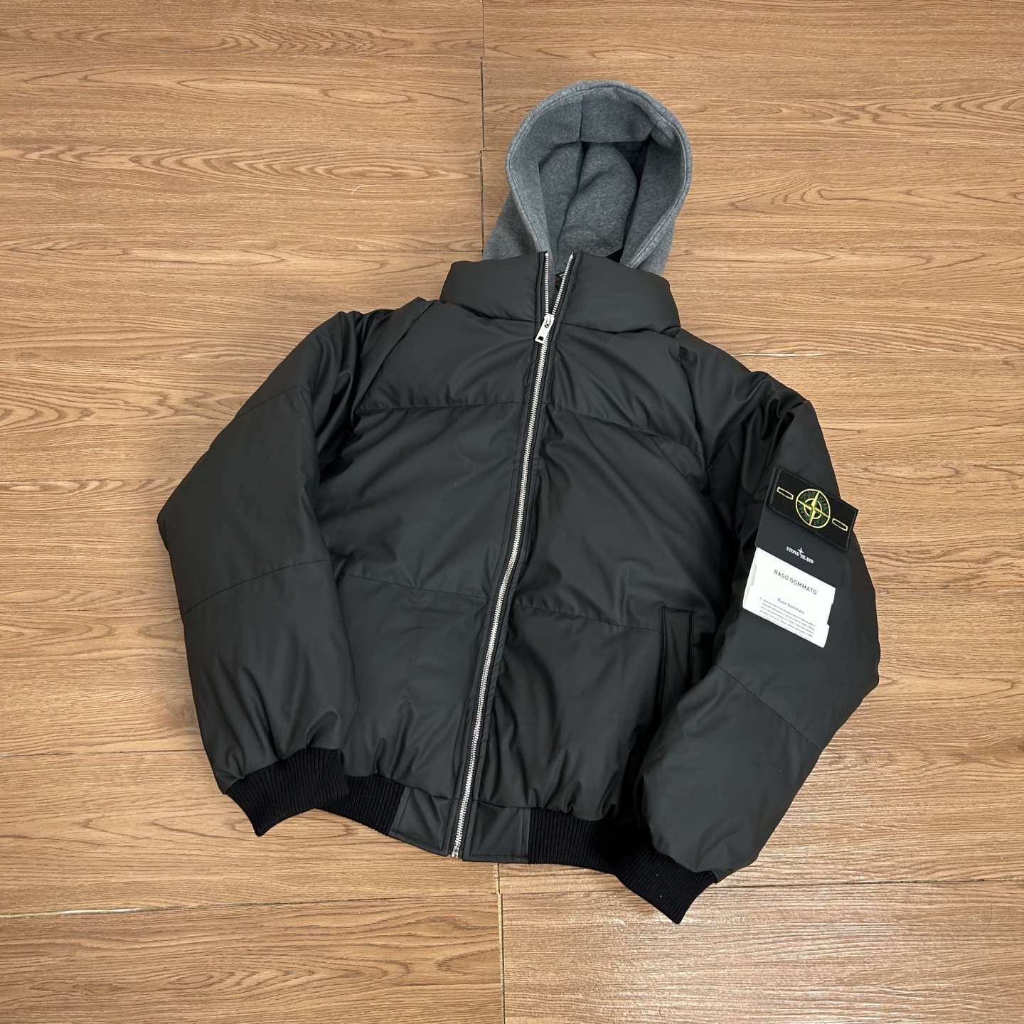 供190💰▪️另有升级版本220💰
Stone Island 石头岛pu假两件双色高街羽绒棉服
【实拍品质 放心入手】
面料采用高品pu皮面料设计 假两件设计 防寒升级 高密度面料 加棉加厚  更加保暖 为你防寒保暖 保驾护航 400克行棉设计 保暖性不失普通羽绒服 性价比非常高 非常好养护 版型宽松立体感十足 上身舒服 非常亲肤 还原正品 版型更正 高品质 放心穿 没有臃肿 经典高街风格 百搭好看 任何身材 轻松驾驭 细节满满 整个做工非常公整  2本针走线 整件多处双线重工缝纫工艺，正品羊毛刺绣标志 户外拉链设计 定制专属纽扣  精益求精 完美细节全套正品吊牌包装齐全 【水洗二维码 可进官网鉴定真伪 】还原正品辅料 正品包装  正品走线 做工精湛  无论从细节还是大货都是正品1：1做工 顶级🔝复刻版本 放心入手 闭眼买 喜欢就入 
【正品logo标志 清洗时建议拆卸 保证原版质感跟损害】【认准大罗盘logo外装袋 】
颜色：黑色  卡其
尺码 M &mdash;XXL
     衣长    袖长     胸围
M   66      54        130
L    68      56        134
XL  70      57        138
XXL72      58        142
【手工测量2cm】