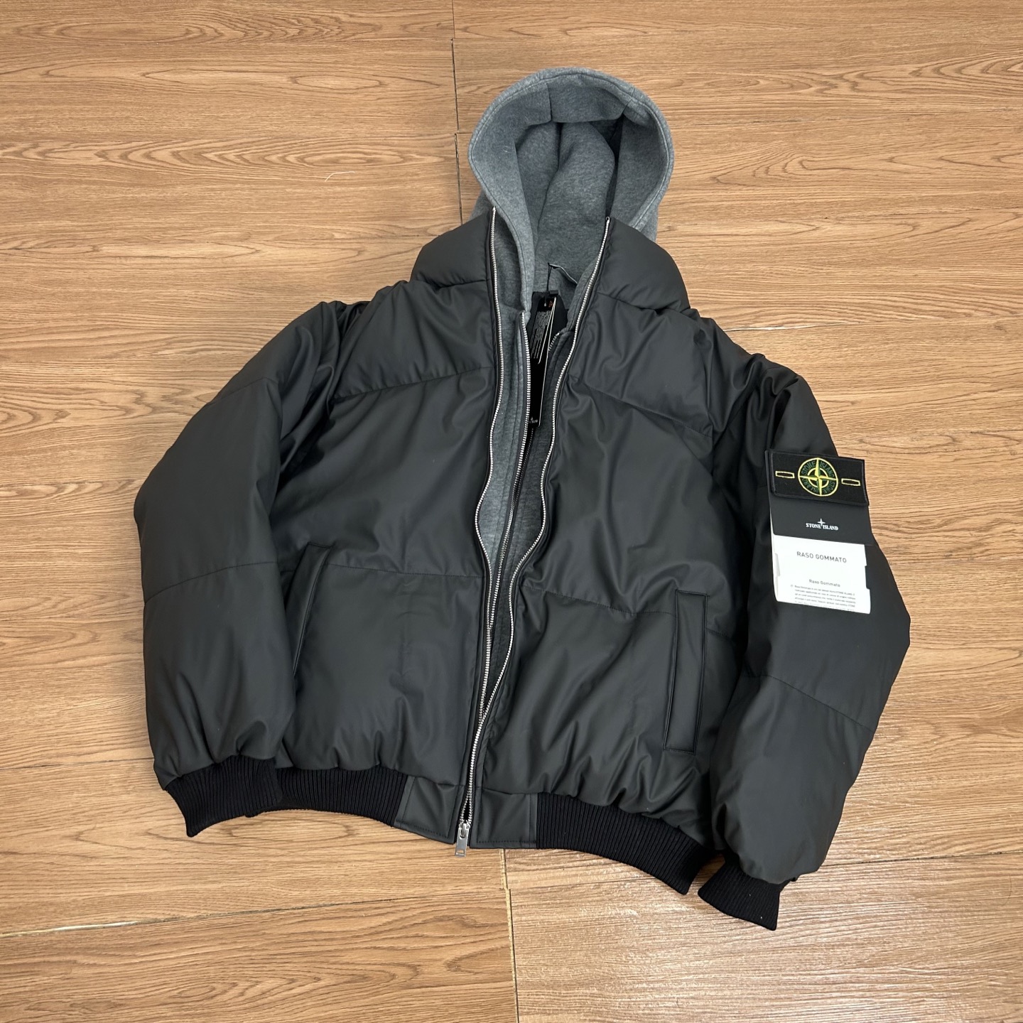 供190💰▪️另有升级版本220💰
Stone Island 石头岛pu假两件双色高街羽绒棉服
【实拍品质 放心入手】
面料采用高品pu皮面料设计 假两件设计 防寒升级 高密度面料 加棉加厚  更加保暖 为你防寒保暖 保驾护航 400克行棉设计 保暖性不失普通羽绒服 性价比非常高 非常好养护 版型宽松立体感十足 上身舒服 非常亲肤 还原正品 版型更正 高品质 放心穿 没有臃肿 经典高街风格 百搭好看 任何身材 轻松驾驭 细节满满 整个做工非常公整  2本针走线 整件多处双线重工缝纫工艺，正品羊毛刺绣标志 户外拉链设计 定制专属纽扣  精益求精 完美细节全套正品吊牌包装齐全 【水洗二维码 可进官网鉴定真伪 】还原正品辅料 正品包装  正品走线 做工精湛  无论从细节还是大货都是正品1：1做工 顶级🔝复刻版本 放心入手 闭眼买 喜欢就入 
【正品logo标志 清洗时建议拆卸 保证原版质感跟损害】【认准大罗盘logo外装袋 】
颜色：黑色  卡其
尺码 M &mdash;XXL
     衣长    袖长     胸围
M   66      54        130
L    68      56        134
XL  70      57        138
XXL72      58        142
【手工测量2cm】