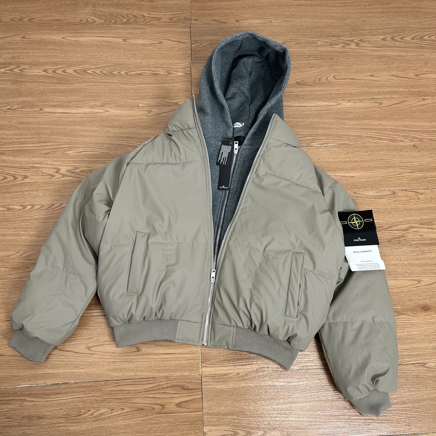 供190💰▪️另有升级版本220💰
Stone Island 石头岛pu假两件双色高街羽绒棉服
【实拍品质 放心入手】
面料采用高品pu皮面料设计 假两件设计 防寒升级 高密度面料 加棉加厚  更加保暖 为你防寒保暖 保驾护航 400克行棉设计 保暖性不失普通羽绒服 性价比非常高 非常好养护 版型宽松立体感十足 上身舒服 非常亲肤 还原正品 版型更正 高品质 放心穿 没有臃肿 经典高街风格 百搭好看 任何身材 轻松驾驭 细节满满 整个做工非常公整  2本针走线 整件多处双线重工缝纫工艺，正品羊毛刺绣标志 户外拉链设计 定制专属纽扣  精益求精 完美细节全套正品吊牌包装齐全 【水洗二维码 可进官网鉴定真伪 】还原正品辅料 正品包装  正品走线 做工精湛  无论从细节还是大货都是正品1：1做工 顶级🔝复刻版本 放心入手 闭眼买 喜欢就入 
【正品logo标志 清洗时建议拆卸 保证原版质感跟损害】【认准大罗盘logo外装袋 】
颜色：黑色  卡其
尺码 M &mdash;XXL
     衣长    袖长     胸围
M   66      54        130
L    68      56        134
XL  70      57        138
XXL72      58        142
【手工测量2cm】