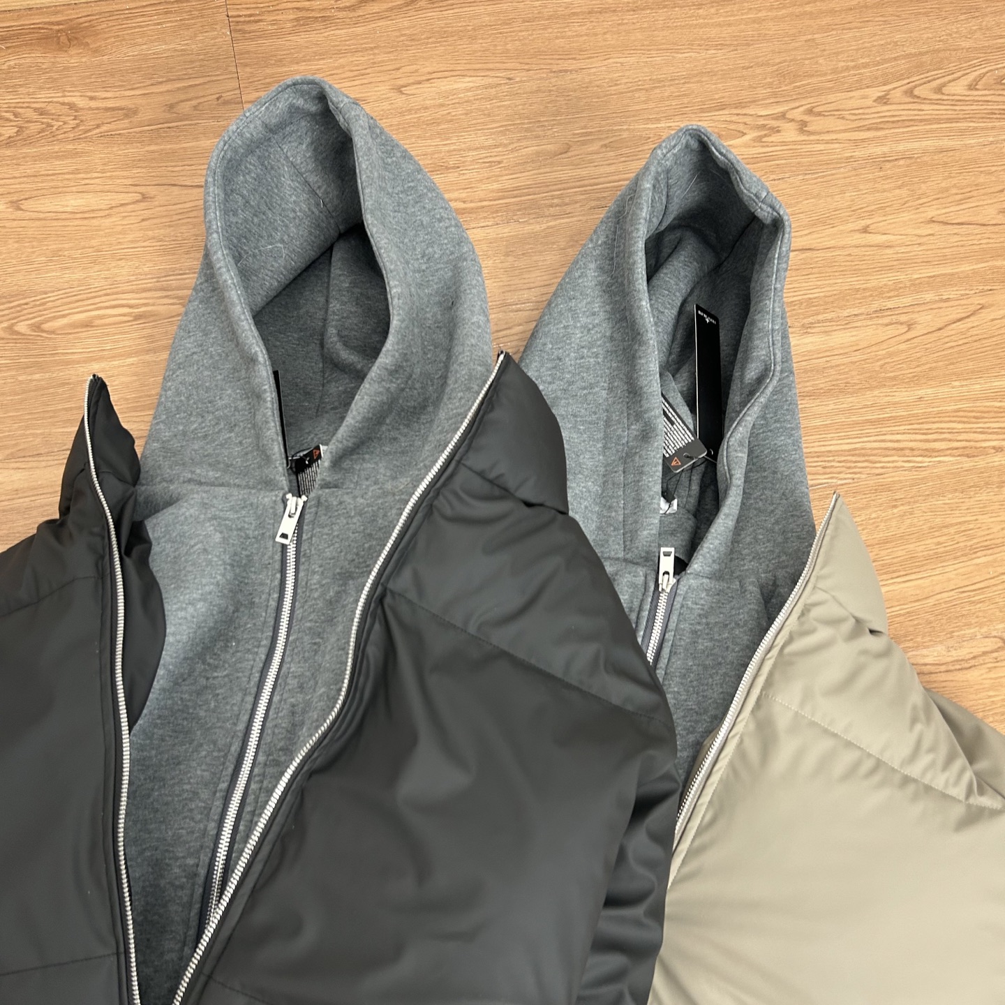 供190💰▪️另有升级版本220💰
Stone Island 石头岛pu假两件双色高街羽绒棉服
【实拍品质 放心入手】
面料采用高品pu皮面料设计 假两件设计 防寒升级 高密度面料 加棉加厚  更加保暖 为你防寒保暖 保驾护航 400克行棉设计 保暖性不失普通羽绒服 性价比非常高 非常好养护 版型宽松立体感十足 上身舒服 非常亲肤 还原正品 版型更正 高品质 放心穿 没有臃肿 经典高街风格 百搭好看 任何身材 轻松驾驭 细节满满 整个做工非常公整  2本针走线 整件多处双线重工缝纫工艺，正品羊毛刺绣标志 户外拉链设计 定制专属纽扣  精益求精 完美细节全套正品吊牌包装齐全 【水洗二维码 可进官网鉴定真伪 】还原正品辅料 正品包装  正品走线 做工精湛  无论从细节还是大货都是正品1：1做工 顶级🔝复刻版本 放心入手 闭眼买 喜欢就入 
【正品logo标志 清洗时建议拆卸 保证原版质感跟损害】【认准大罗盘logo外装袋 】
颜色：黑色  卡其
尺码 M &mdash;XXL
     衣长    袖长     胸围
M   66      54        130
L    68      56        134
XL  70      57        138
XXL72      58        142
【手工测量2cm】