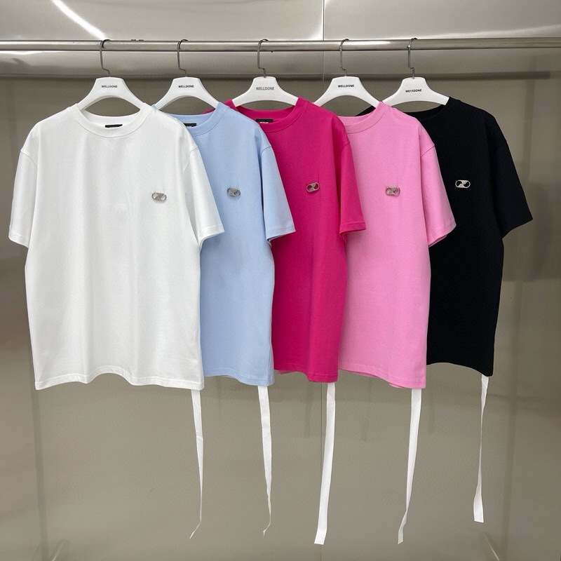 💰83 款号: W115#
WE11DONE TRACK 立体浮雕压花 宽松圆领短袖T恤男女情侣款
面料:原版定制300g水洗巴黎棉▪️
工艺:走线均是全身三线缝制,后领织带包边延伸到肩部加固,细节井口与肩膀处的衔接处打了倒针,更加无缝衔接。定制原版pu皮标,后背原版定制WE11DONE浮雕压花,满满高级感
辅料:吊牌洗水主唛,全套定制的YUAN版辅料
颜色:白、蓝、粉、黑、灰
尺码:S-L
肩宽 胸围 衣长
S 码 52 120 70
M码 54 124 73
L 码 56 128 76