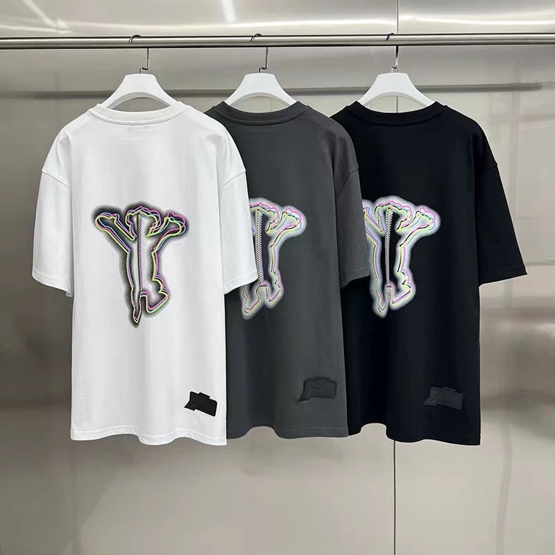 新款💰78 款号: W109#
-WE11DONE 炫彩霓虹小熊夜光T恤短袖 情侣款-
🌞爆款来袭,各路明星最爱单品,百搭必备,上身超级大牌范儿,面料采用280g26支双股赛络紧密纺单纱 结构紧密耐磨性好 因为织物品质高 上身才能有硬挺的效果而非市面上普通棉布 面料软而无型,外表所有肉眼可及的走线均是全身三线缝制,后领织带包边延伸到肩部加固,细节井口与肩膀处的衔接处打了倒针,更加无缝衔接,胸前背后小熊印花注意是先进口胶浆打底,然后再纯手工手绘覆盖,成本很高 对比原版无任何色差,全套定制的YUAN版辅料,包装袋,吊牌,洗水,主唛,小到别针,安排定制到位。春夏万能搭配不可缺少的出街穿搭必备,自留强烈推荐‼️
Color:黑色 炭灰 白色
Size: S M L
肩宽 胸围 衣长
S 码 53 120 72
M码 54 124 74
L 码 55 128 76