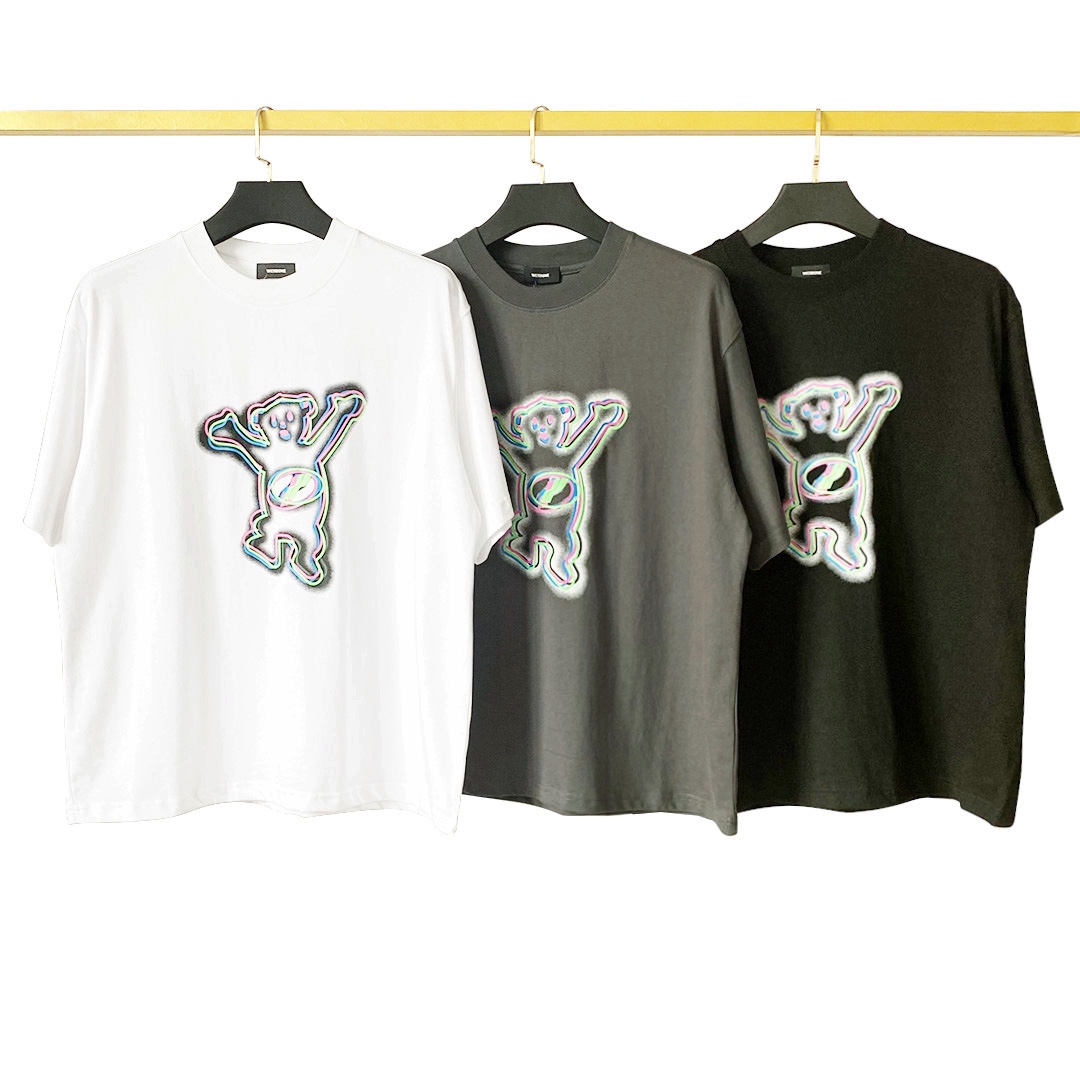 新款💰78 款号: W109#
-WE11DONE 炫彩霓虹小熊夜光T恤短袖 情侣款-
🌞爆款来袭,各路明星最爱单品,百搭必备,上身超级大牌范儿,面料采用280g26支双股赛络紧密纺单纱 结构紧密耐磨性好 因为织物品质高 上身才能有硬挺的效果而非市面上普通棉布 面料软而无型,外表所有肉眼可及的走线均是全身三线缝制,后领织带包边延伸到肩部加固,细节井口与肩膀处的衔接处打了倒针,更加无缝衔接,胸前背后小熊印花注意是先进口胶浆打底,然后再纯手工手绘覆盖,成本很高 对比原版无任何色差,全套定制的YUAN版辅料,包装袋,吊牌,洗水,主唛,小到别针,安排定制到位。春夏万能搭配不可缺少的出街穿搭必备,自留强烈推荐‼️
Color:黑色 炭灰 白色
Size: S M L
肩宽 胸围 衣长
S 码 53 120 72
M码 54 124 74
L 码 55 128 76