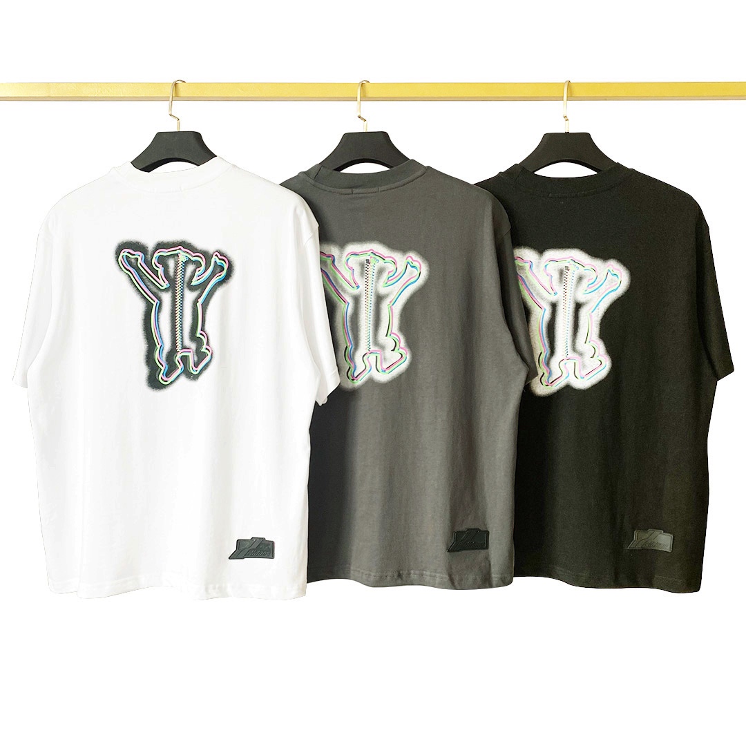 新款💰78 款号: W109#
-WE11DONE 炫彩霓虹小熊夜光T恤短袖 情侣款-
🌞爆款来袭,各路明星最爱单品,百搭必备,上身超级大牌范儿,面料采用280g26支双股赛络紧密纺单纱 结构紧密耐磨性好 因为织物品质高 上身才能有硬挺的效果而非市面上普通棉布 面料软而无型,外表所有肉眼可及的走线均是全身三线缝制,后领织带包边延伸到肩部加固,细节井口与肩膀处的衔接处打了倒针,更加无缝衔接,胸前背后小熊印花注意是先进口胶浆打底,然后再纯手工手绘覆盖,成本很高 对比原版无任何色差,全套定制的YUAN版辅料,包装袋,吊牌,洗水,主唛,小到别针,安排定制到位。春夏万能搭配不可缺少的出街穿搭必备,自留强烈推荐‼️
Color:黑色 炭灰 白色
Size: S M L
肩宽 胸围 衣长
S 码 53 120 72
M码 54 124 74
L 码 55 128 76