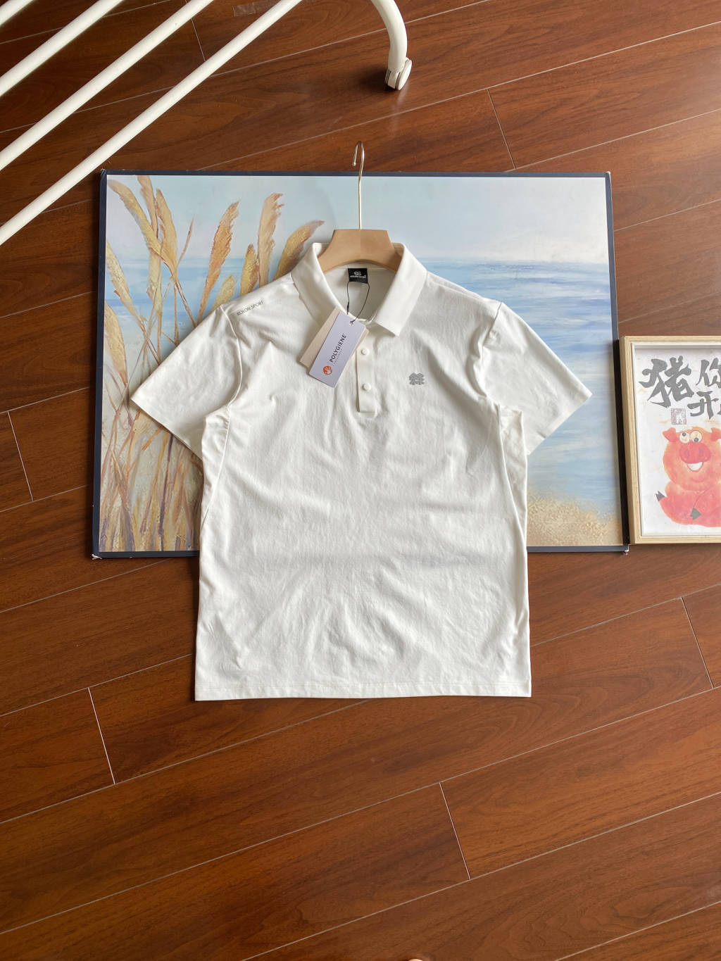 高版本牛货🐮区别市场垃级货🗯️同图不同版本不同 ✅不要被外面同文案 盗图党混发低高奢图迷惑。收到一对比品质就知道差距在哪里啦,不吹虚 认准终端不保证我的品都是最便宜的,但绝对保证对得起兄弟们每分血汗钱! 💰185
2025KOLON SPORT可隆专柜新款 男款翻领短袖速干POLO运动休闲户外吸湿短袖,夏UPF145+防晒抗菌上衣.KL后字母翻领短袖,这款短袖POlO主打功能性与舒适性,简单休闲,体感极度轻盈舒适。精致3D立体压胶logo字母非常的具有立体感!等大家拿到手之后,可以细细观察,咱们衣服的走线精巧,非常的有质感!面料定织定染高弹速干,不掉色不变形,蓬松有质感。 围绕防晒,速干,吸湿,抗菌等主题功能,由染色厂经过;前处理,染色 ,功能性处理 ,功能性定型 ,等等复杂工艺,严检呈现。防晒指数UPF145+ 高效阻隔UVA/UVB,UVA防护率≥97% UVB防护率≥99%更好地阻隔紫外线,防止晒黑晒老晒红晒伤等紫外线问题。面料还加入特殊干爽纤维,高效吸湿速干,穿着清爽不粘腻。缝制也是精细,检品要求,包装细致,质量极佳。综合整衣特点强力推荐给喜爱户外,崇尚自我的户外人士,为日常通勤及郊外的轻户外活动加衣添彩。穿着场景:潮流搭配,都市探索,休闲健身,旅游出行等。亲身试穿体感不虚,值得拥有!衣服版型也是主打运动休闲,舒适修身!简单大气,大小适中鲜明又不张扬!
颜色:白色 黑色 杏色 灰色
尺码:M-2XL
肩宽 胸围 衣长
M 43 102 69
L 44 106 70.5
XL 45 110 72
2XL 46 114 73.5