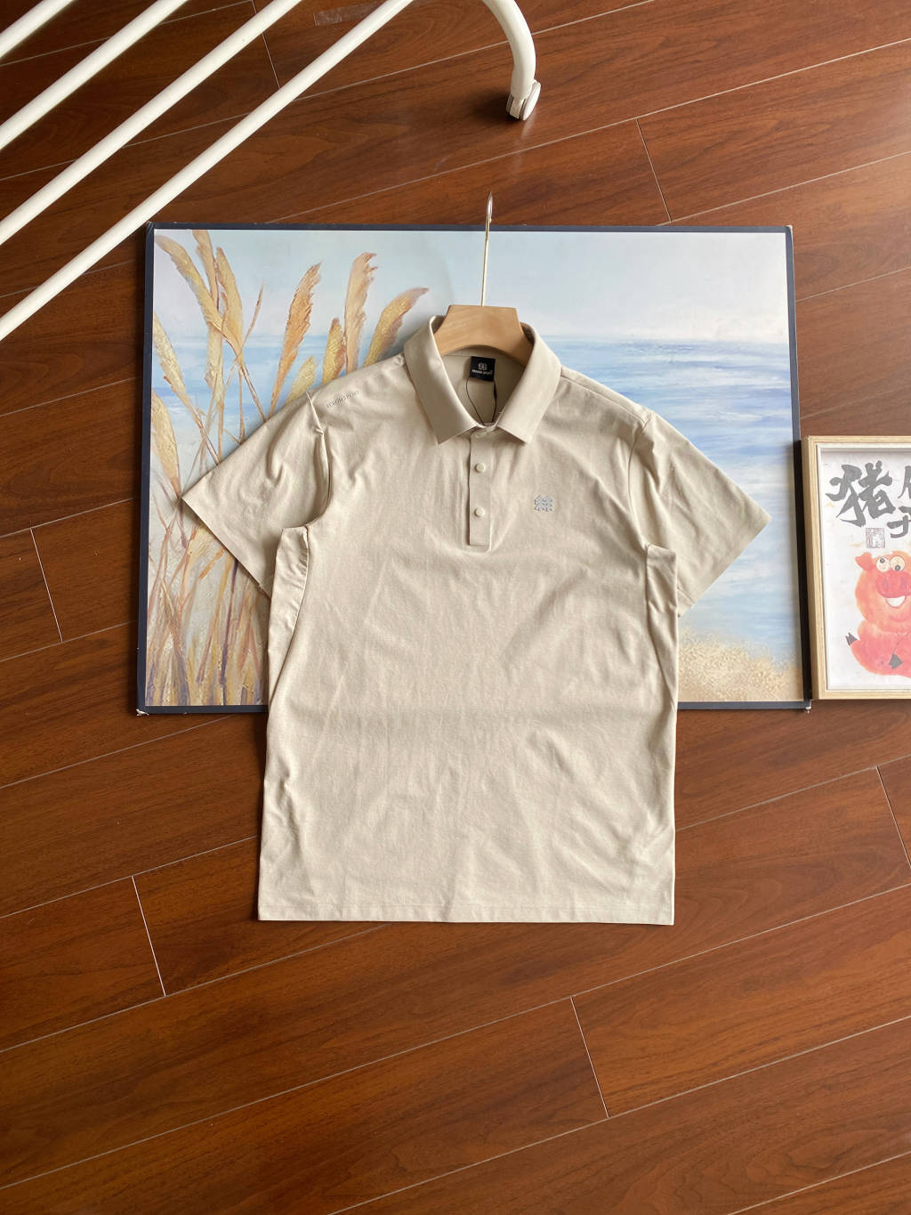 高版本牛货🐮区别市场垃级货🗯️同图不同版本不同 ✅不要被外面同文案 盗图党混发低高奢图迷惑。收到一对比品质就知道差距在哪里啦,不吹虚 认准终端不保证我的品都是最便宜的,但绝对保证对得起兄弟们每分血汗钱! 💰185
2025KOLON SPORT可隆专柜新款 男款翻领短袖速干POLO运动休闲户外吸湿短袖,夏UPF145+防晒抗菌上衣.KL后字母翻领短袖,这款短袖POlO主打功能性与舒适性,简单休闲,体感极度轻盈舒适。精致3D立体压胶logo字母非常的具有立体感!等大家拿到手之后,可以细细观察,咱们衣服的走线精巧,非常的有质感!面料定织定染高弹速干,不掉色不变形,蓬松有质感。 围绕防晒,速干,吸湿,抗菌等主题功能,由染色厂经过;前处理,染色 ,功能性处理 ,功能性定型 ,等等复杂工艺,严检呈现。防晒指数UPF145+ 高效阻隔UVA/UVB,UVA防护率≥97% UVB防护率≥99%更好地阻隔紫外线,防止晒黑晒老晒红晒伤等紫外线问题。面料还加入特殊干爽纤维,高效吸湿速干,穿着清爽不粘腻。缝制也是精细,检品要求,包装细致,质量极佳。综合整衣特点强力推荐给喜爱户外,崇尚自我的户外人士,为日常通勤及郊外的轻户外活动加衣添彩。穿着场景:潮流搭配,都市探索,休闲健身,旅游出行等。亲身试穿体感不虚,值得拥有!衣服版型也是主打运动休闲,舒适修身!简单大气,大小适中鲜明又不张扬!
颜色:白色 黑色 杏色 灰色
尺码:M-2XL
肩宽 胸围 衣长
M 43 102 69
L 44 106 70.5
XL 45 110 72
2XL 46 114 73.5