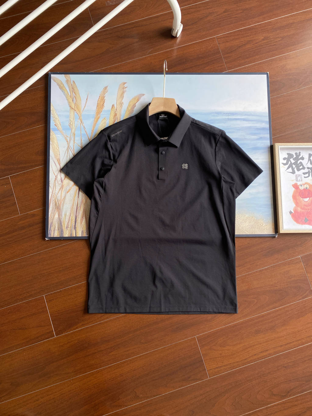 高版本牛货🐮区别市场垃级货🗯️同图不同版本不同 ✅不要被外面同文案 盗图党混发低高奢图迷惑。收到一对比品质就知道差距在哪里啦,不吹虚 认准终端不保证我的品都是最便宜的,但绝对保证对得起兄弟们每分血汗钱! 💰185
2025KOLON SPORT可隆专柜新款 男款翻领短袖速干POLO运动休闲户外吸湿短袖,夏UPF145+防晒抗菌上衣.KL后字母翻领短袖,这款短袖POlO主打功能性与舒适性,简单休闲,体感极度轻盈舒适。精致3D立体压胶logo字母非常的具有立体感!等大家拿到手之后,可以细细观察,咱们衣服的走线精巧,非常的有质感!面料定织定染高弹速干,不掉色不变形,蓬松有质感。 围绕防晒,速干,吸湿,抗菌等主题功能,由染色厂经过;前处理,染色 ,功能性处理 ,功能性定型 ,等等复杂工艺,严检呈现。防晒指数UPF145+ 高效阻隔UVA/UVB,UVA防护率≥97% UVB防护率≥99%更好地阻隔紫外线,防止晒黑晒老晒红晒伤等紫外线问题。面料还加入特殊干爽纤维,高效吸湿速干,穿着清爽不粘腻。缝制也是精细,检品要求,包装细致,质量极佳。综合整衣特点强力推荐给喜爱户外,崇尚自我的户外人士,为日常通勤及郊外的轻户外活动加衣添彩。穿着场景:潮流搭配,都市探索,休闲健身,旅游出行等。亲身试穿体感不虚,值得拥有!衣服版型也是主打运动休闲,舒适修身!简单大气,大小适中鲜明又不张扬!
颜色:白色 黑色 杏色 灰色
尺码:M-2XL
肩宽 胸围 衣长
M 43 102 69
L 44 106 70.5
XL 45 110 72
2XL 46 114 73.5
