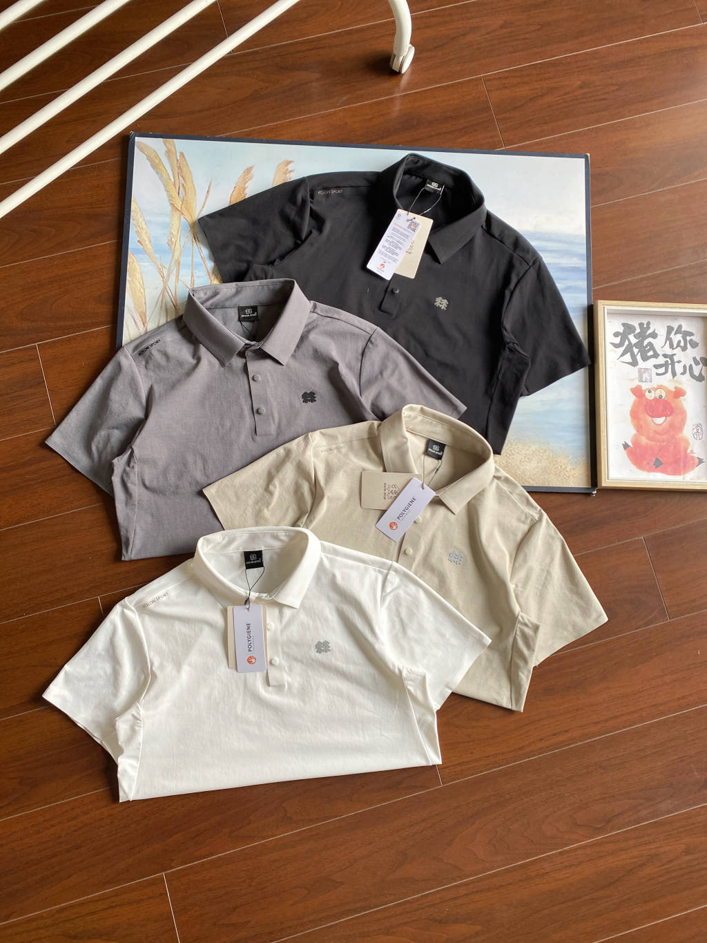 高版本牛货🐮区别市场垃级货🗯️同图不同版本不同 ✅不要被外面同文案 盗图党混发低高奢图迷惑。收到一对比品质就知道差距在哪里啦,不吹虚 认准终端不保证我的品都是最便宜的,但绝对保证对得起兄弟们每分血汗钱! 💰185
2025KOLON SPORT可隆专柜新款 男款翻领短袖速干POLO运动休闲户外吸湿短袖,夏UPF145+防晒抗菌上衣.KL后字母翻领短袖,这款短袖POlO主打功能性与舒适性,简单休闲,体感极度轻盈舒适。精致3D立体压胶logo字母非常的具有立体感!等大家拿到手之后,可以细细观察,咱们衣服的走线精巧,非常的有质感!面料定织定染高弹速干,不掉色不变形,蓬松有质感。 围绕防晒,速干,吸湿,抗菌等主题功能,由染色厂经过;前处理,染色 ,功能性处理 ,功能性定型 ,等等复杂工艺,严检呈现。防晒指数UPF145+ 高效阻隔UVA/UVB,UVA防护率≥97% UVB防护率≥99%更好地阻隔紫外线,防止晒黑晒老晒红晒伤等紫外线问题。面料还加入特殊干爽纤维,高效吸湿速干,穿着清爽不粘腻。缝制也是精细,检品要求,包装细致,质量极佳。综合整衣特点强力推荐给喜爱户外,崇尚自我的户外人士,为日常通勤及郊外的轻户外活动加衣添彩。穿着场景:潮流搭配,都市探索,休闲健身,旅游出行等。亲身试穿体感不虚,值得拥有!衣服版型也是主打运动休闲,舒适修身!简单大气,大小适中鲜明又不张扬!
颜色:白色 黑色 杏色 灰色
尺码:M-2XL
肩宽 胸围 衣长
M 43 102 69
L 44 106 70.5
XL 45 110 72
2XL 46 114 73.5