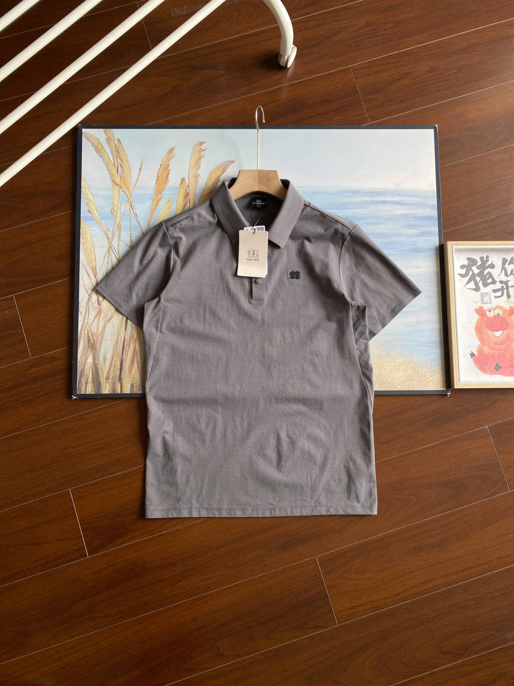 高版本牛货🐮区别市场垃级货🗯️同图不同版本不同 ✅不要被外面同文案 盗图党混发低高奢图迷惑。收到一对比品质就知道差距在哪里啦,不吹虚 认准终端不保证我的品都是最便宜的,但绝对保证对得起兄弟们每分血汗钱! 💰185
2025KOLON SPORT可隆专柜新款 男款翻领短袖速干POLO运动休闲户外吸湿短袖,夏UPF145+防晒抗菌上衣.KL后字母翻领短袖,这款短袖POlO主打功能性与舒适性,简单休闲,体感极度轻盈舒适。精致3D立体压胶logo字母非常的具有立体感!等大家拿到手之后,可以细细观察,咱们衣服的走线精巧,非常的有质感!面料定织定染高弹速干,不掉色不变形,蓬松有质感。 围绕防晒,速干,吸湿,抗菌等主题功能,由染色厂经过;前处理,染色 ,功能性处理 ,功能性定型 ,等等复杂工艺,严检呈现。防晒指数UPF145+ 高效阻隔UVA/UVB,UVA防护率≥97% UVB防护率≥99%更好地阻隔紫外线,防止晒黑晒老晒红晒伤等紫外线问题。面料还加入特殊干爽纤维,高效吸湿速干,穿着清爽不粘腻。缝制也是精细,检品要求,包装细致,质量极佳。综合整衣特点强力推荐给喜爱户外,崇尚自我的户外人士,为日常通勤及郊外的轻户外活动加衣添彩。穿着场景:潮流搭配,都市探索,休闲健身,旅游出行等。亲身试穿体感不虚,值得拥有!衣服版型也是主打运动休闲,舒适修身!简单大气,大小适中鲜明又不张扬!
颜色:白色 黑色 杏色 灰色
尺码:M-2XL
肩宽 胸围 衣长
M 43 102 69
L 44 106 70.5
XL 45 110 72
2XL 46 114 73.5