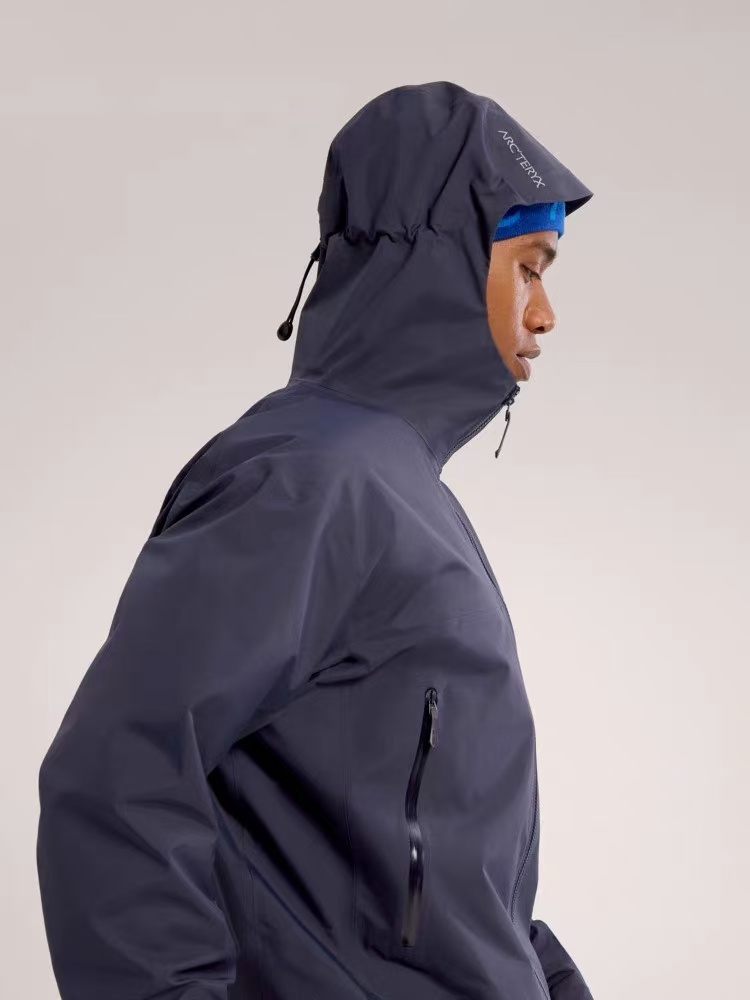 版本🐮货 上新💰570
2025ARC'TERYX始祖鸟 三色男女新款户外运动防风连帽羽绒服外套
常青款beta lightweight Jacket 防水防风户外运动爱好者必备透气连帽羽绒夹克外套
修身剪裁：Beta Light Weight 通常采用修身的版型,贴合身体曲线，提供较好的活动自由度和灵活性。
简洁设计：该羽绒服的设计简洁大方，没有过多的装饰和复杂的结构，以确保其在户外活动中的实用性。
 可调节性：部分款式可能配备可调节的袖口、下摆和帽子等，以适应不同的天气条件和个人需求。
 防风防水：采用先进的面料技术，如 GORE-TEX 等，确保冲锋衣具有良好的防风和防水性能，保护身体免受风雨的侵袭。
透气性能：通过合理的面料选择和设计，保证冲锋衣具有良好的透气性能，让身体在活动中保持干爽舒适。
这些版型设计特点使得始祖鸟 Beta Light Weight 适合多种户外活动，如徒步、登山、露营等，同时也能在日常生活中提供一定的保护和舒适性
颜色 : 黑色 藏青 卡其 
尺码 : M-3XL
   	胸围	衣长	建议体重	
M	106	     70	    100-125	
L	110	     72	    125-145	
XL	116	     73	    145-165	
XXL118	     75	    165-180	
XXXL122	76	    180-200