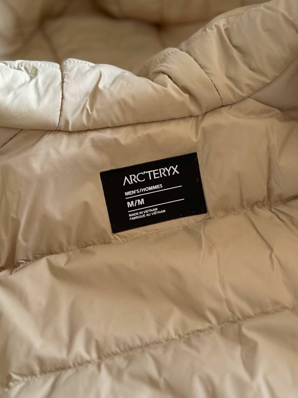 版本🐮货 上新💰570
2025ARC'TERYX始祖鸟 三色男女新款户外运动防风连帽羽绒服外套
常青款beta lightweight Jacket 防水防风户外运动爱好者必备透气连帽羽绒夹克外套
修身剪裁：Beta Light Weight 通常采用修身的版型,贴合身体曲线，提供较好的活动自由度和灵活性。
简洁设计：该羽绒服的设计简洁大方，没有过多的装饰和复杂的结构，以确保其在户外活动中的实用性。
 可调节性：部分款式可能配备可调节的袖口、下摆和帽子等，以适应不同的天气条件和个人需求。
 防风防水：采用先进的面料技术，如 GORE-TEX 等，确保冲锋衣具有良好的防风和防水性能，保护身体免受风雨的侵袭。
透气性能：通过合理的面料选择和设计，保证冲锋衣具有良好的透气性能，让身体在活动中保持干爽舒适。
这些版型设计特点使得始祖鸟 Beta Light Weight 适合多种户外活动，如徒步、登山、露营等，同时也能在日常生活中提供一定的保护和舒适性
颜色 : 黑色 藏青 卡其 
尺码 : M-3XL
   	胸围	衣长	建议体重	
M	106	     70	    100-125	
L	110	     72	    125-145	
XL	116	     73	    145-165	
XXL118	     75	    165-180	
XXXL122	76	    180-200