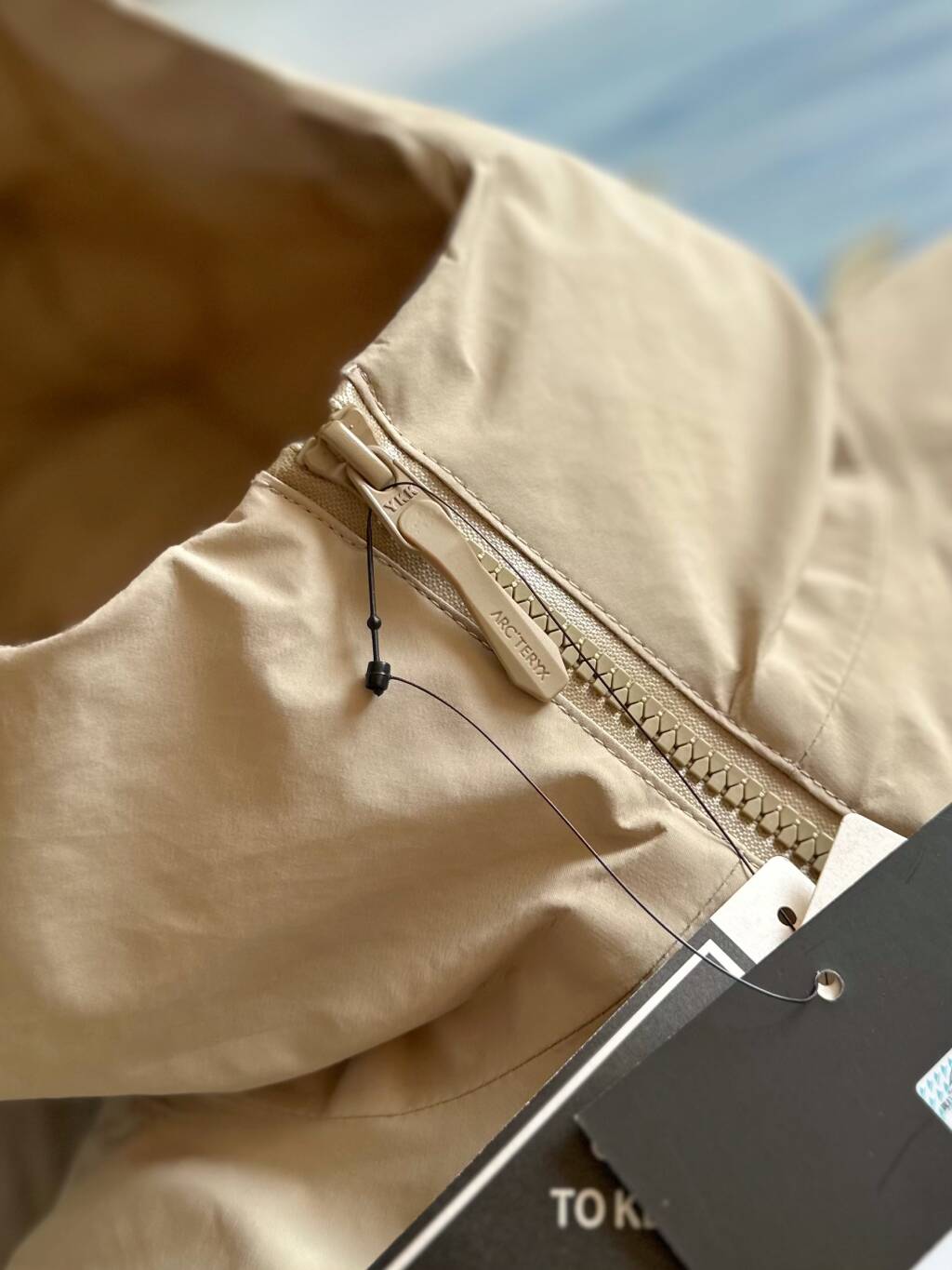 版本🐮货 上新💰570
2025ARC'TERYX始祖鸟 三色男女新款户外运动防风连帽羽绒服外套
常青款beta lightweight Jacket 防水防风户外运动爱好者必备透气连帽羽绒夹克外套
修身剪裁：Beta Light Weight 通常采用修身的版型,贴合身体曲线，提供较好的活动自由度和灵活性。
简洁设计：该羽绒服的设计简洁大方，没有过多的装饰和复杂的结构，以确保其在户外活动中的实用性。
 可调节性：部分款式可能配备可调节的袖口、下摆和帽子等，以适应不同的天气条件和个人需求。
 防风防水：采用先进的面料技术，如 GORE-TEX 等，确保冲锋衣具有良好的防风和防水性能，保护身体免受风雨的侵袭。
透气性能：通过合理的面料选择和设计，保证冲锋衣具有良好的透气性能，让身体在活动中保持干爽舒适。
这些版型设计特点使得始祖鸟 Beta Light Weight 适合多种户外活动，如徒步、登山、露营等，同时也能在日常生活中提供一定的保护和舒适性
颜色 : 黑色 藏青 卡其 
尺码 : M-3XL
   	胸围	衣长	建议体重	
M	106	     70	    100-125	
L	110	     72	    125-145	
XL	116	     73	    145-165	
XXL118	     75	    165-180	
XXXL122	76	    180-200