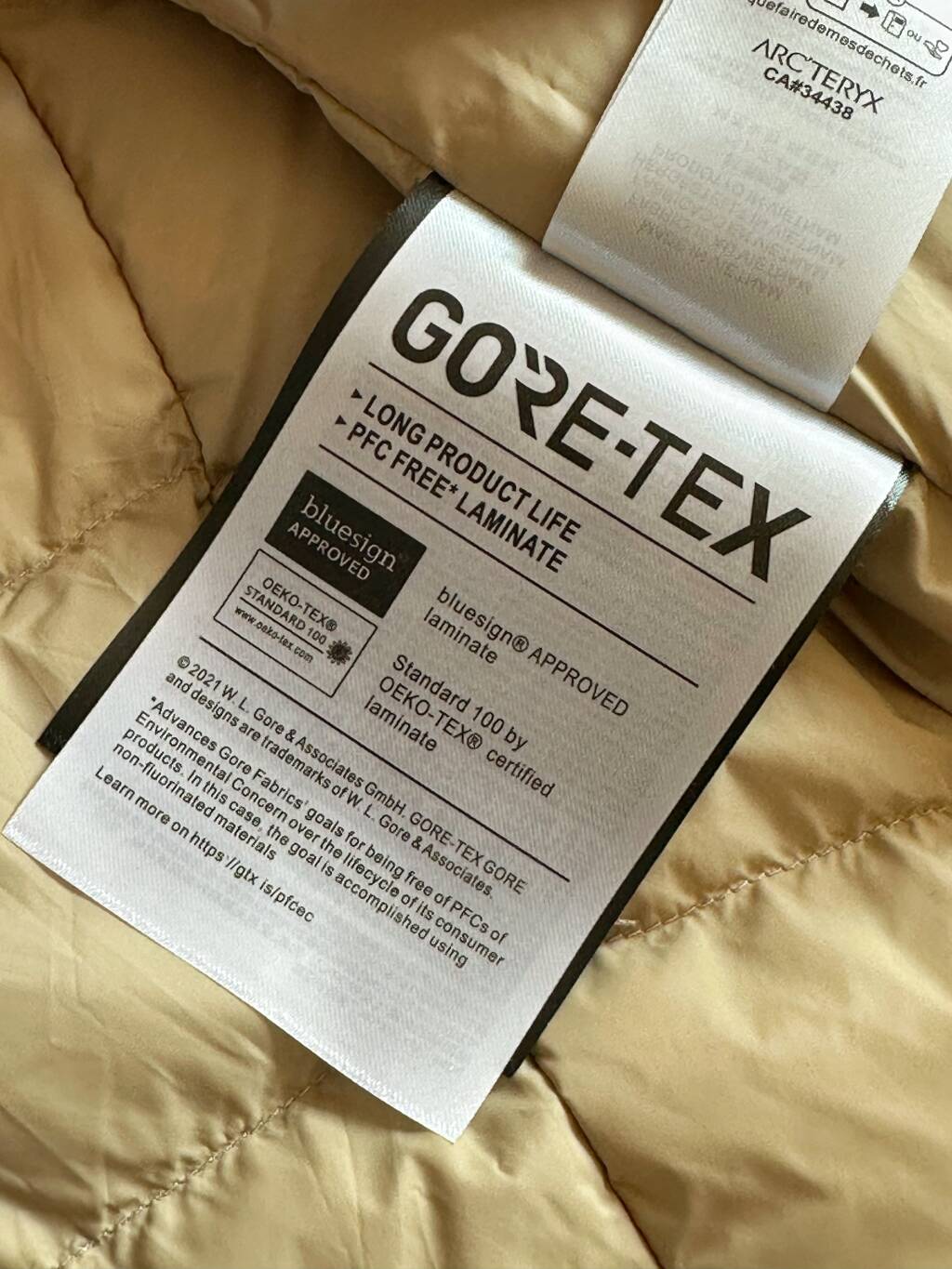 版本🐮货 上新💰570
2025ARC'TERYX始祖鸟 三色男女新款户外运动防风连帽羽绒服外套
常青款beta lightweight Jacket 防水防风户外运动爱好者必备透气连帽羽绒夹克外套
修身剪裁：Beta Light Weight 通常采用修身的版型,贴合身体曲线，提供较好的活动自由度和灵活性。
简洁设计：该羽绒服的设计简洁大方，没有过多的装饰和复杂的结构，以确保其在户外活动中的实用性。
 可调节性：部分款式可能配备可调节的袖口、下摆和帽子等，以适应不同的天气条件和个人需求。
 防风防水：采用先进的面料技术，如 GORE-TEX 等，确保冲锋衣具有良好的防风和防水性能，保护身体免受风雨的侵袭。
透气性能：通过合理的面料选择和设计，保证冲锋衣具有良好的透气性能，让身体在活动中保持干爽舒适。
这些版型设计特点使得始祖鸟 Beta Light Weight 适合多种户外活动，如徒步、登山、露营等，同时也能在日常生活中提供一定的保护和舒适性
颜色 : 黑色 藏青 卡其 
尺码 : M-3XL
   	胸围	衣长	建议体重	
M	106	     70	    100-125	
L	110	     72	    125-145	
XL	116	     73	    145-165	
XXL118	     75	    165-180	
XXXL122	76	    180-200