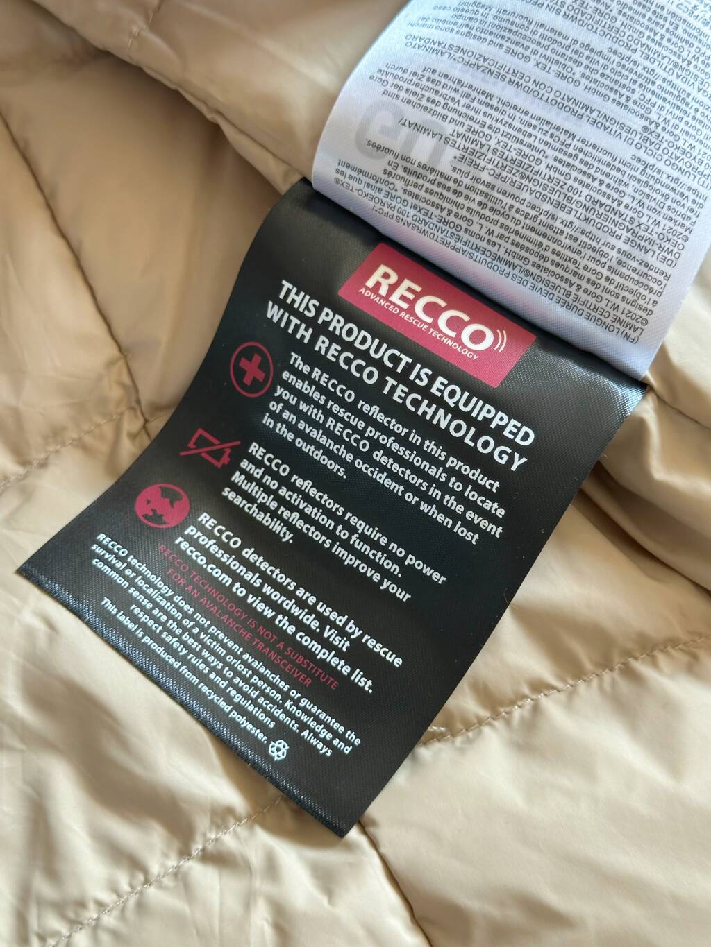 版本🐮货 上新💰570
2025ARC'TERYX始祖鸟 三色男女新款户外运动防风连帽羽绒服外套
常青款beta lightweight Jacket 防水防风户外运动爱好者必备透气连帽羽绒夹克外套
修身剪裁：Beta Light Weight 通常采用修身的版型,贴合身体曲线，提供较好的活动自由度和灵活性。
简洁设计：该羽绒服的设计简洁大方，没有过多的装饰和复杂的结构，以确保其在户外活动中的实用性。
 可调节性：部分款式可能配备可调节的袖口、下摆和帽子等，以适应不同的天气条件和个人需求。
 防风防水：采用先进的面料技术，如 GORE-TEX 等，确保冲锋衣具有良好的防风和防水性能，保护身体免受风雨的侵袭。
透气性能：通过合理的面料选择和设计，保证冲锋衣具有良好的透气性能，让身体在活动中保持干爽舒适。
这些版型设计特点使得始祖鸟 Beta Light Weight 适合多种户外活动，如徒步、登山、露营等，同时也能在日常生活中提供一定的保护和舒适性
颜色 : 黑色 藏青 卡其 
尺码 : M-3XL
   	胸围	衣长	建议体重	
M	106	     70	    100-125	
L	110	     72	    125-145	
XL	116	     73	    145-165	
XXL118	     75	    165-180	
XXXL122	76	    180-200