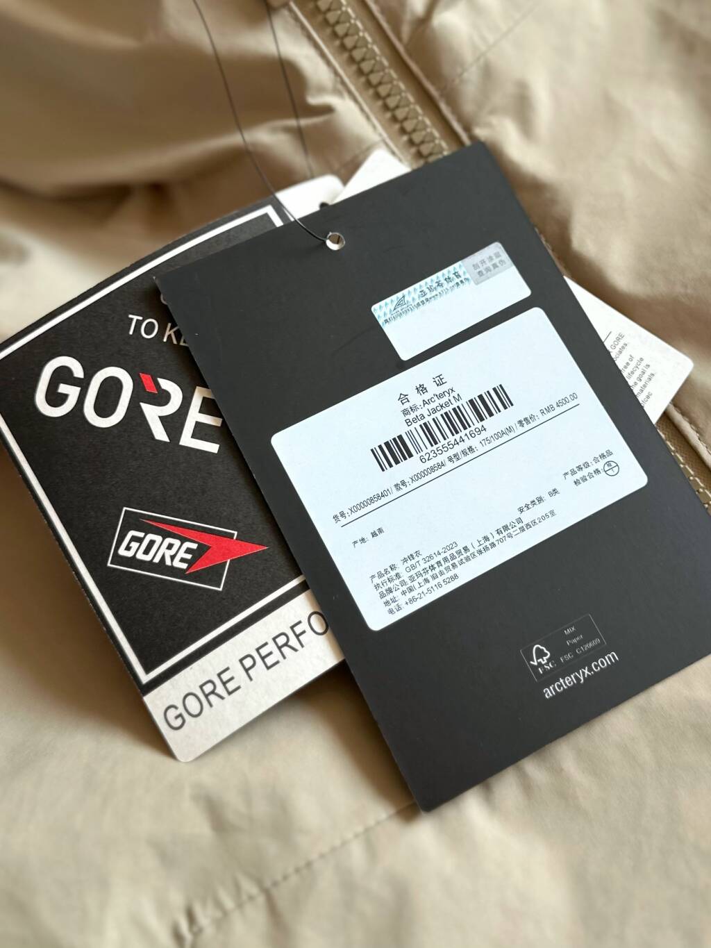 版本🐮货 上新💰570
2025ARC'TERYX始祖鸟 三色男女新款户外运动防风连帽羽绒服外套
常青款beta lightweight Jacket 防水防风户外运动爱好者必备透气连帽羽绒夹克外套
修身剪裁：Beta Light Weight 通常采用修身的版型,贴合身体曲线，提供较好的活动自由度和灵活性。
简洁设计：该羽绒服的设计简洁大方，没有过多的装饰和复杂的结构，以确保其在户外活动中的实用性。
 可调节性：部分款式可能配备可调节的袖口、下摆和帽子等，以适应不同的天气条件和个人需求。
 防风防水：采用先进的面料技术，如 GORE-TEX 等，确保冲锋衣具有良好的防风和防水性能，保护身体免受风雨的侵袭。
透气性能：通过合理的面料选择和设计，保证冲锋衣具有良好的透气性能，让身体在活动中保持干爽舒适。
这些版型设计特点使得始祖鸟 Beta Light Weight 适合多种户外活动，如徒步、登山、露营等，同时也能在日常生活中提供一定的保护和舒适性
颜色 : 黑色 藏青 卡其 
尺码 : M-3XL
   	胸围	衣长	建议体重	
M	106	     70	    100-125	
L	110	     72	    125-145	
XL	116	     73	    145-165	
XXL118	     75	    165-180	
XXXL122	76	    180-200