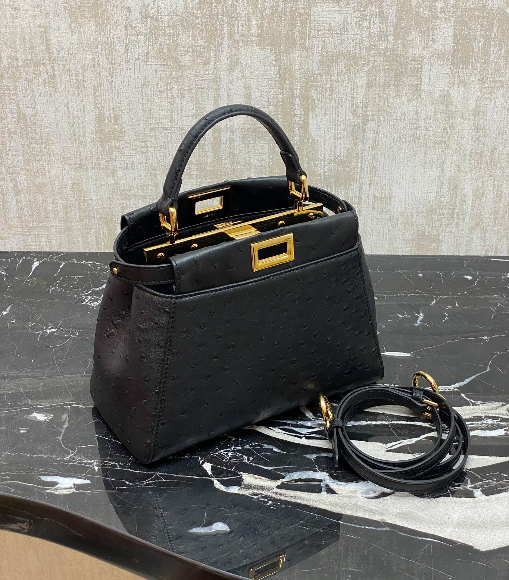 Black, F family peek-a-boo, Fendi's very precious ostrich leather highlights the nobility and elegance of women! It can be carried by hand or cro