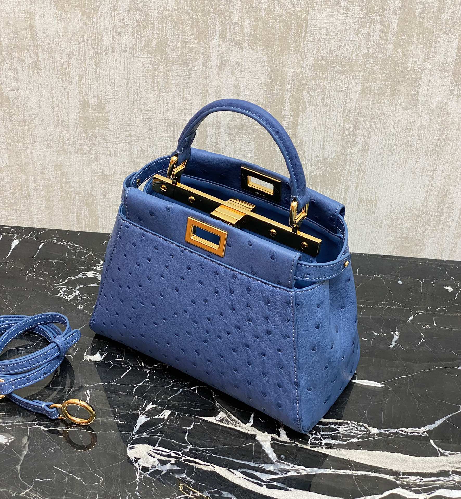 Blue gold buckle fendi peekaboo series The very precious ostrich leather highlights the nobility and elegance of women! It can be carried by hand