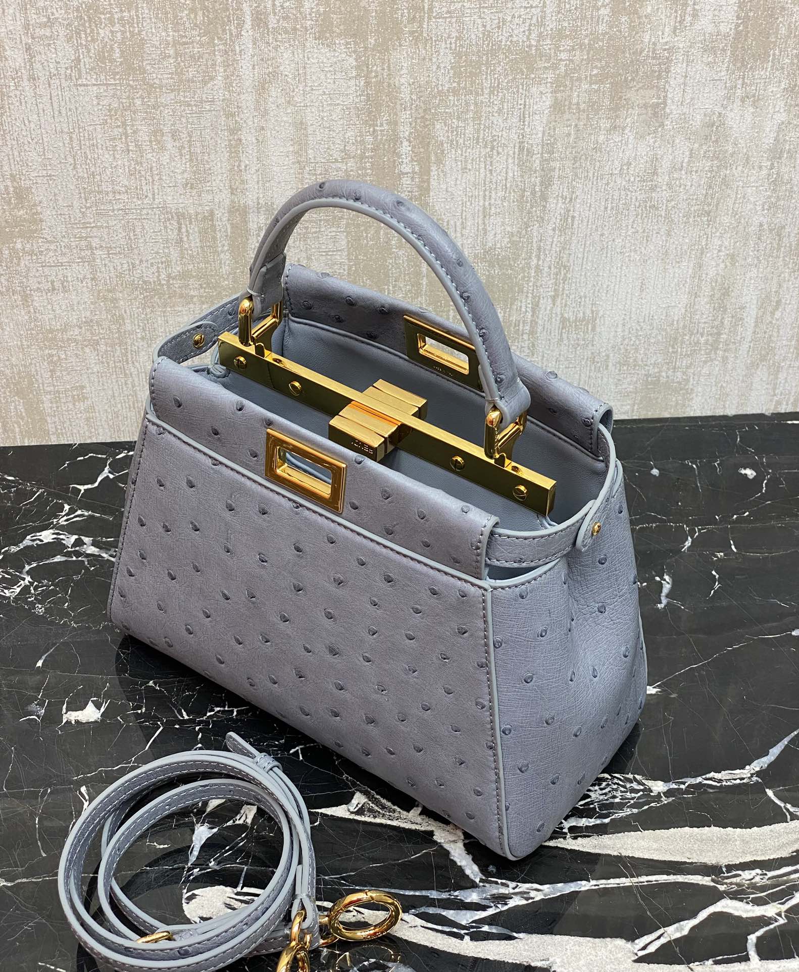 特级原厂工厂价💰3180
F家躲貓貓，非常珍贵的鴕鳥皮突顯女士高贵優雅!可手提可斜跨，质感确实很优秀。单手柄的设计又非常显贵，再加上不错的实用性，各方面表现的分数都很高!能一路发展成一只超级经典包款，确实是实至名归!容量对于平时出门来说已经很够用了!
编号：244鸵鸟皮
尺寸：23.18.12cm