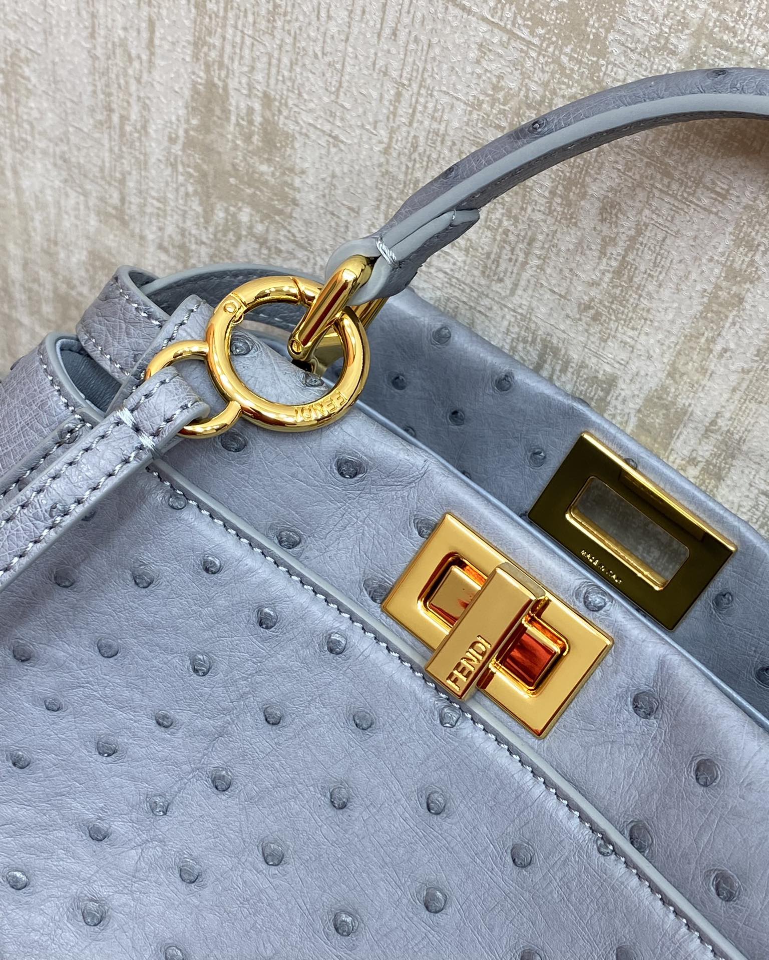 特级原厂工厂价💰3180
F家躲貓貓，非常珍贵的鴕鳥皮突顯女士高贵優雅!可手提可斜跨，质感确实很优秀。单手柄的设计又非常显贵，再加上不错的实用性，各方面表现的分数都很高!能一路发展成一只超级经典包款，确实是实至名归!容量对于平时出门来说已经很够用了!
编号：244鸵鸟皮
尺寸：23.18.12cm