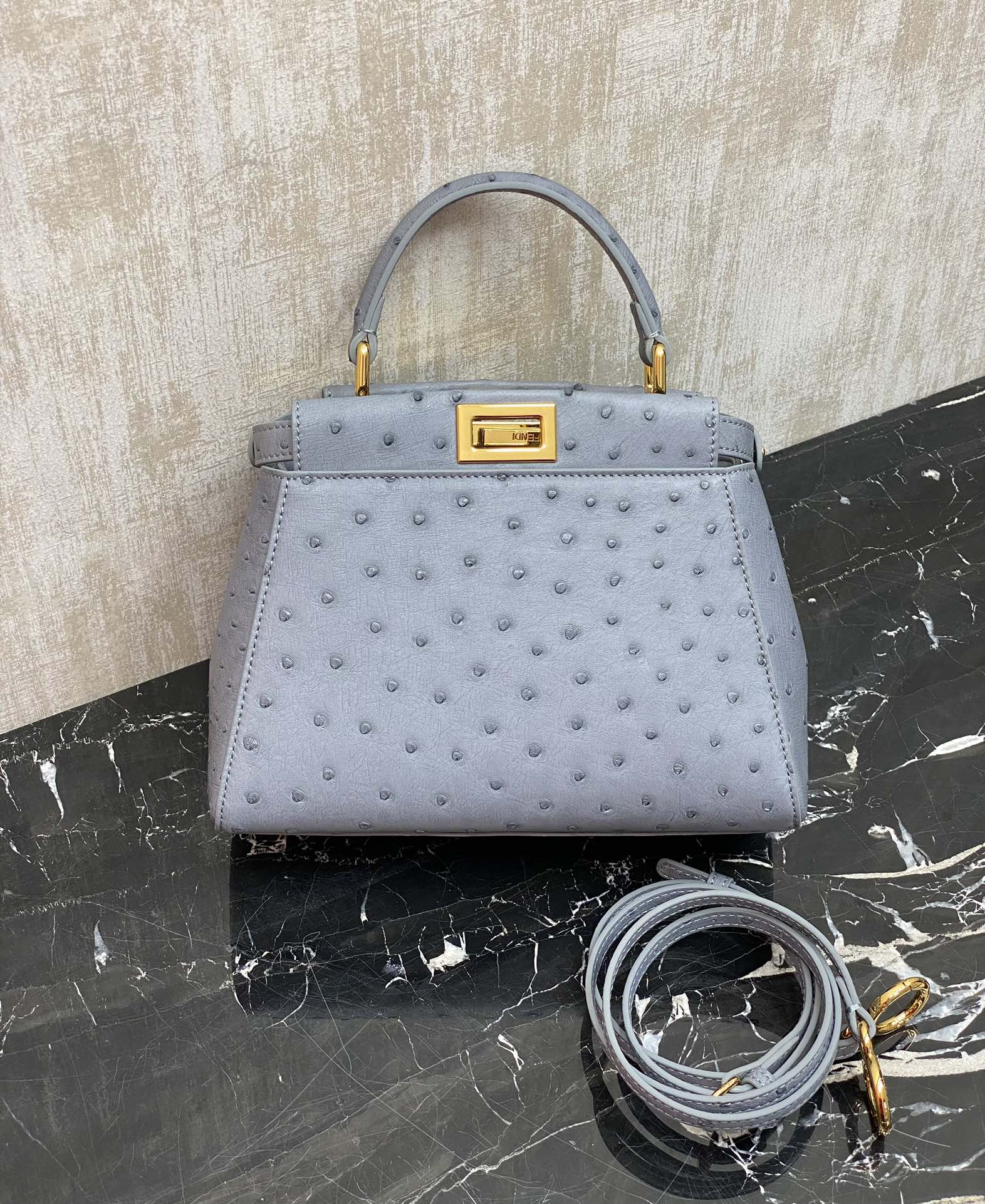 特级原厂工厂价💰3180
F家躲貓貓，非常珍贵的鴕鳥皮突顯女士高贵優雅!可手提可斜跨，质感确实很优秀。单手柄的设计又非常显贵，再加上不错的实用性，各方面表现的分数都很高!能一路发展成一只超级经典包款，确实是实至名归!容量对于平时出门来说已经很够用了!
编号：244鸵鸟皮
尺寸：23.18.12cm