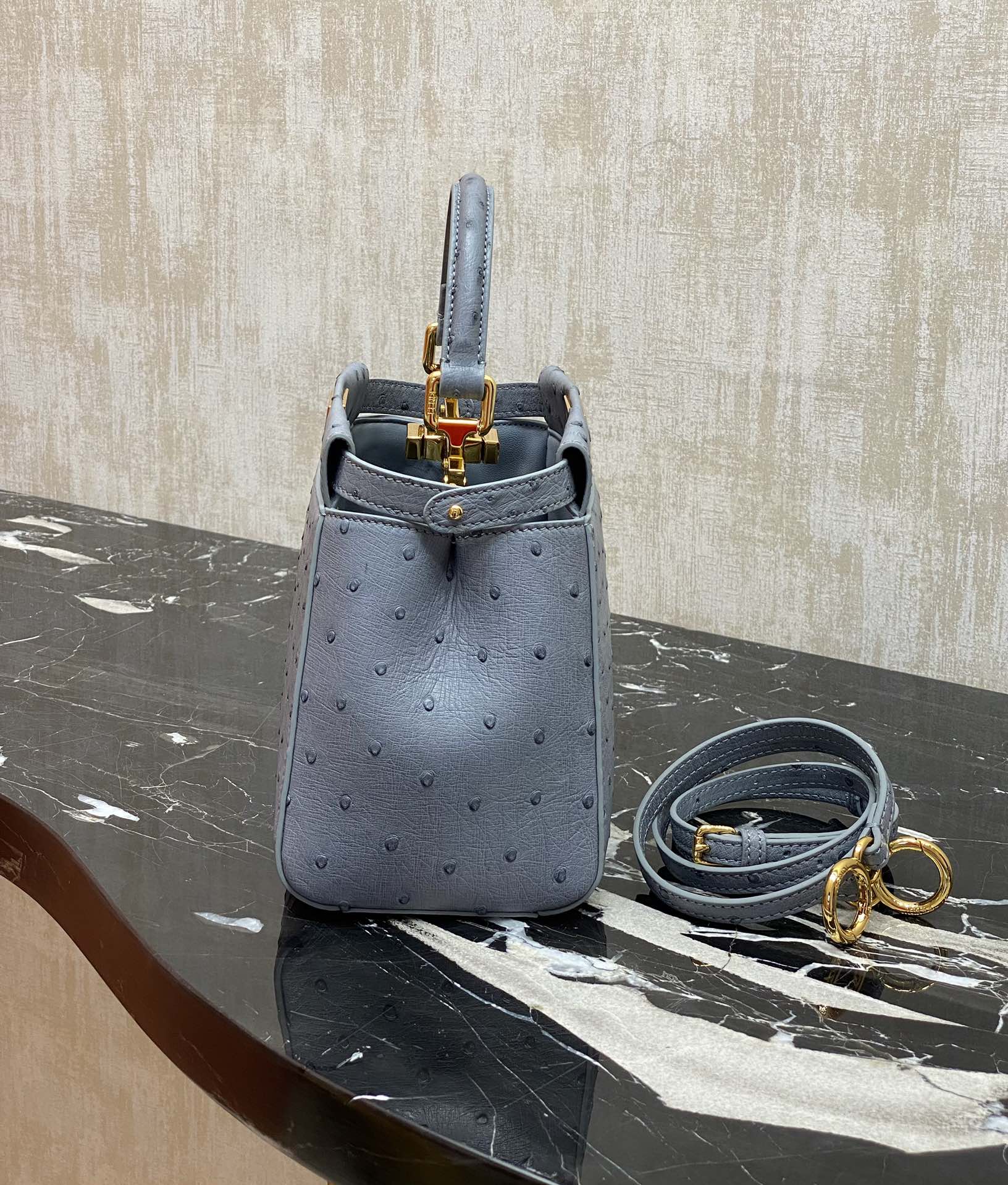 特级原厂工厂价💰3180
F家躲貓貓，非常珍贵的鴕鳥皮突顯女士高贵優雅!可手提可斜跨，质感确实很优秀。单手柄的设计又非常显贵，再加上不错的实用性，各方面表现的分数都很高!能一路发展成一只超级经典包款，确实是实至名归!容量对于平时出门来说已经很够用了!
编号：244鸵鸟皮
尺寸：23.18.12cm