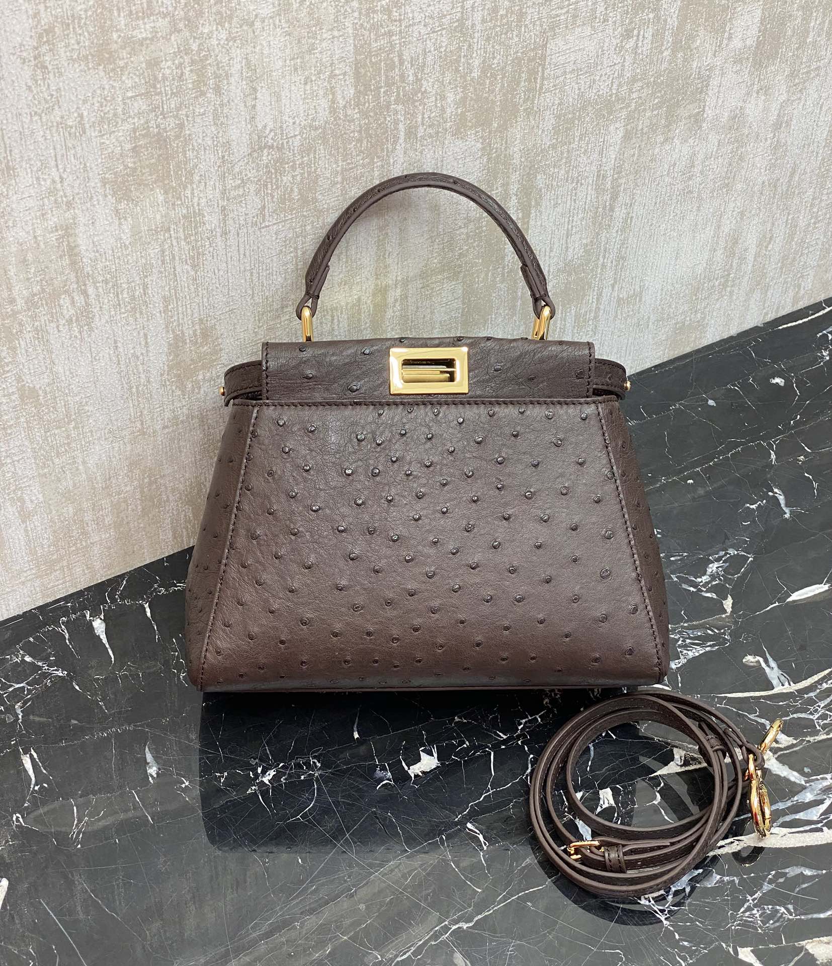 特级原厂工厂价💰3180
F家躲貓貓，非常珍贵的鴕鳥皮突顯女士高贵優雅!可手提可斜跨，质感确实很优秀。单手柄的设计又非常显贵，再加上不错的实用性，各方面表现的分数都很高!能一路发展成一只超级经典包款，确实是实至名归!容量对于平时出门来说已经很够用了!
编号：244鸵鸟皮
尺寸：23.18.12cm