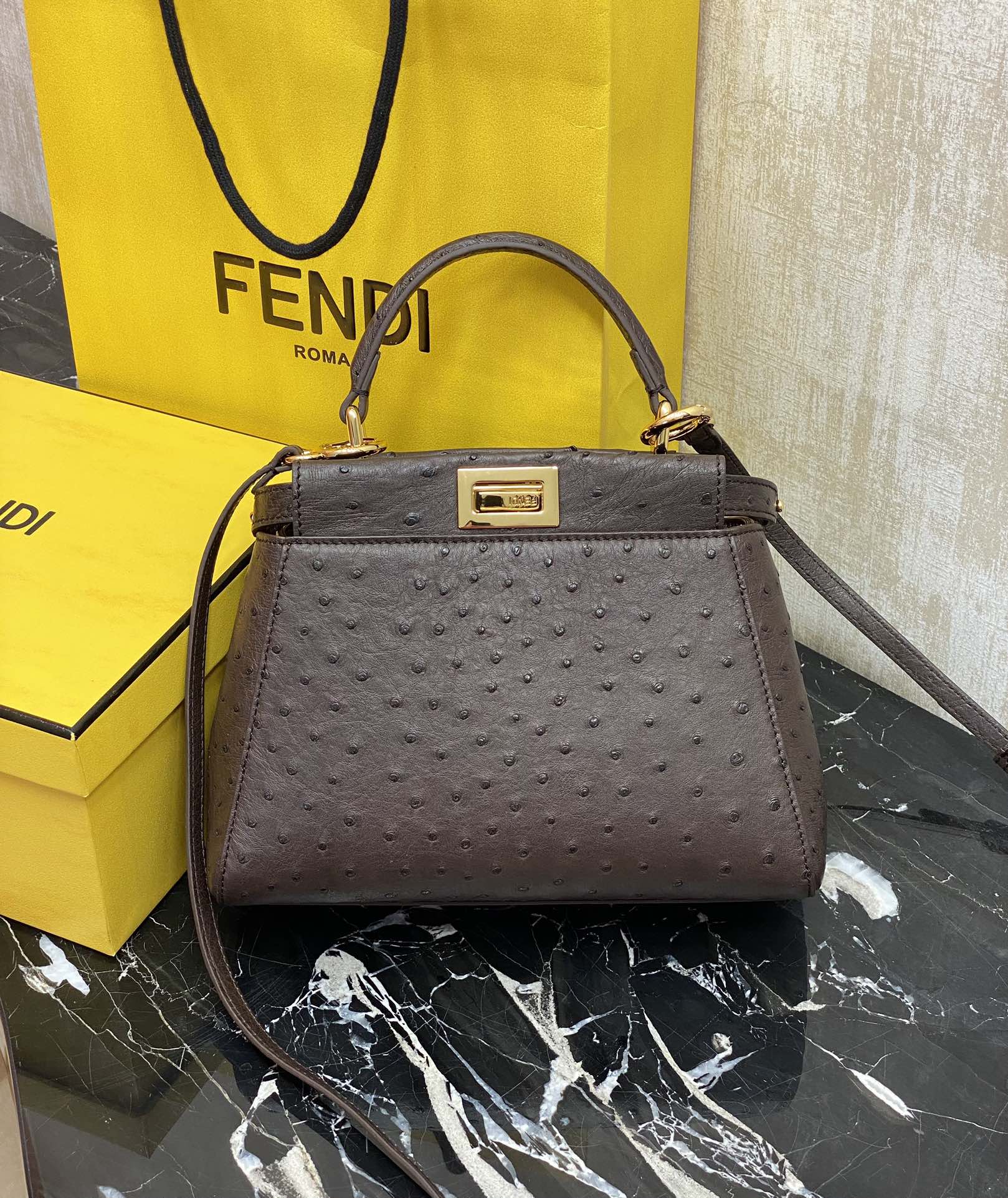 特级原厂工厂价💰3180
F家躲貓貓，非常珍贵的鴕鳥皮突顯女士高贵優雅!可手提可斜跨，质感确实很优秀。单手柄的设计又非常显贵，再加上不错的实用性，各方面表现的分数都很高!能一路发展成一只超级经典包款，确实是实至名归!容量对于平时出门来说已经很够用了!
编号：244鸵鸟皮
尺寸：23.18.12cm