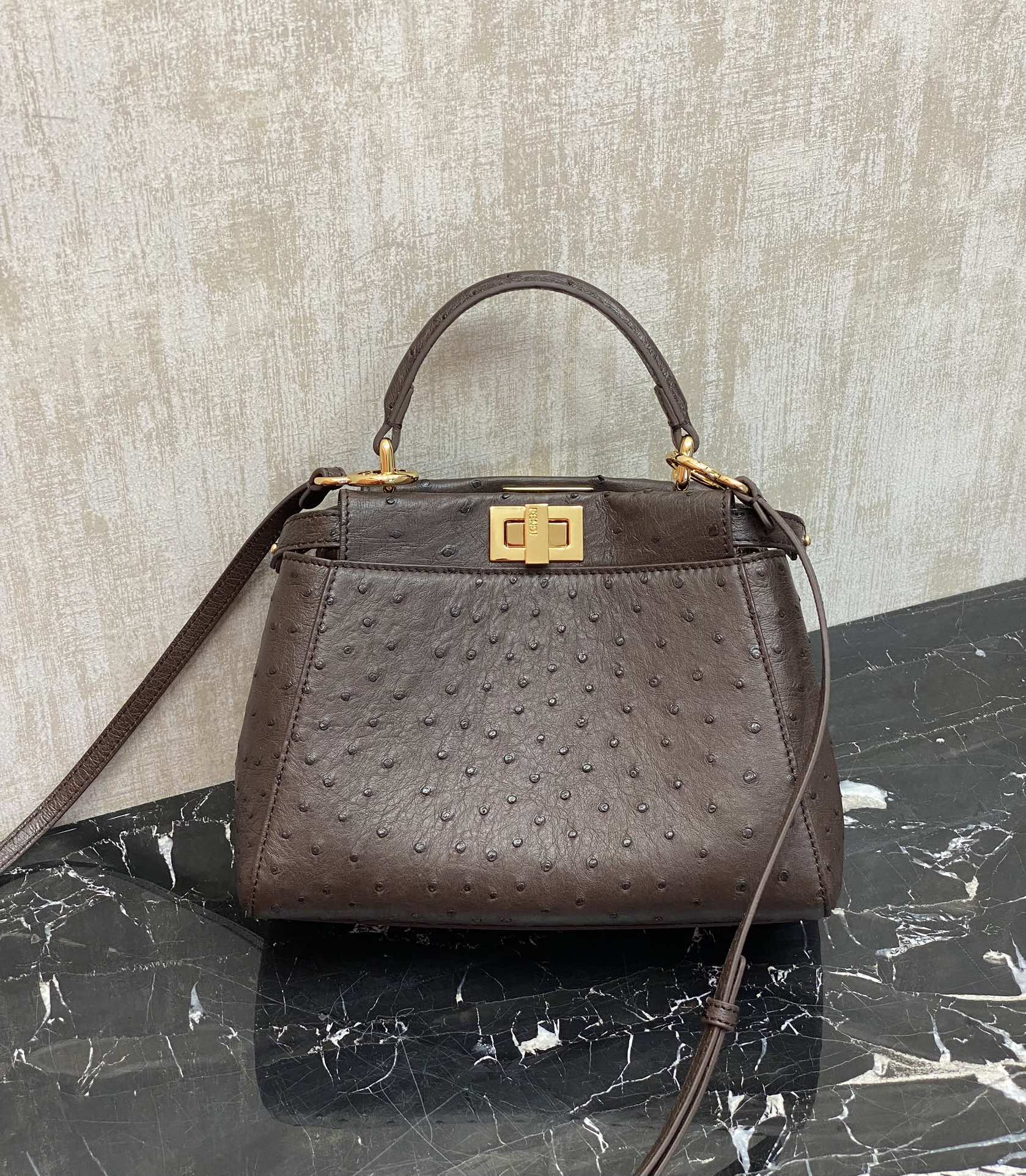 特级原厂工厂价💰3180
F家躲貓貓，非常珍贵的鴕鳥皮突顯女士高贵優雅!可手提可斜跨，质感确实很优秀。单手柄的设计又非常显贵，再加上不错的实用性，各方面表现的分数都很高!能一路发展成一只超级经典包款，确实是实至名归!容量对于平时出门来说已经很够用了!
编号：244鸵鸟皮
尺寸：23.18.12cm